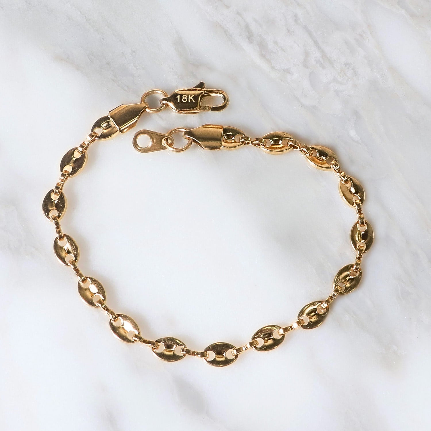Pulsera Ancora Aurea 6mm en Oro laminado 18K. Su diseño clásico permite llevarla sola o combinarla con la cadena de la misma línea. Broche langosta tradicional.
Descúbrela en distintos tamaños y presentación.
Di Vogel Joyería Premium Chile