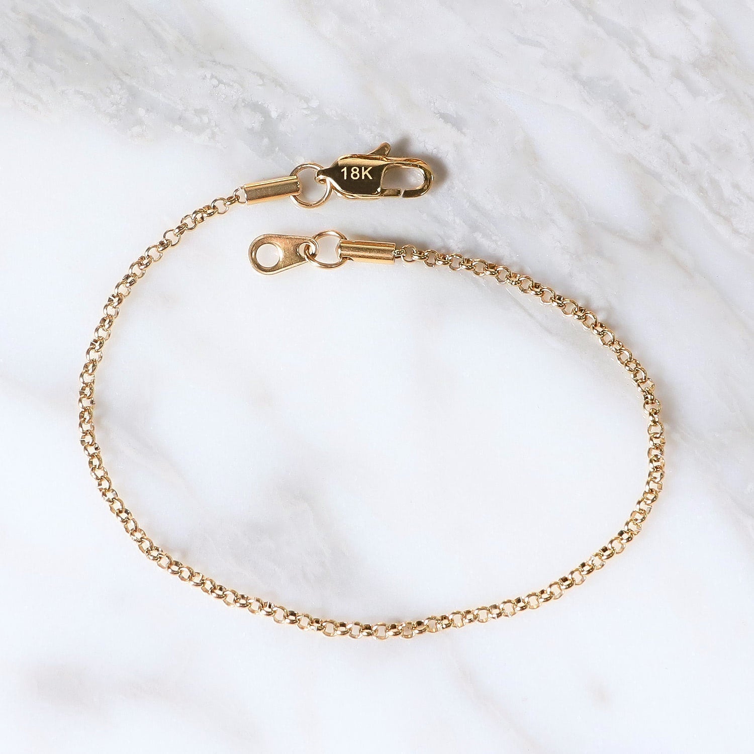 Pulsera Anello Aurea 2mm en Oro laminado 18K. Su diseño clásico permite llevarla sola o combinarla con la cadena de la misma línea. Broche langosta tradicional.
Descúbrela en distintos tamaños y presentación.
Di Vogel Joyería Premium Chile