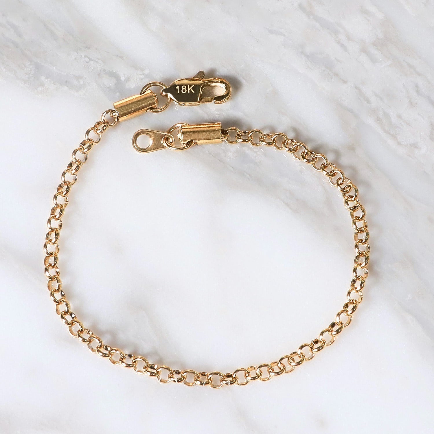 Pulsera Anello Aurea 4mm en Oro laminado 18K. Su diseño clásico permite llevarla sola o combinarla con la cadena de la misma línea. Broche langosta tradicional.
Descúbrela en distintos tamaños y presentación.
Di Vogel Joyería Premium Chile