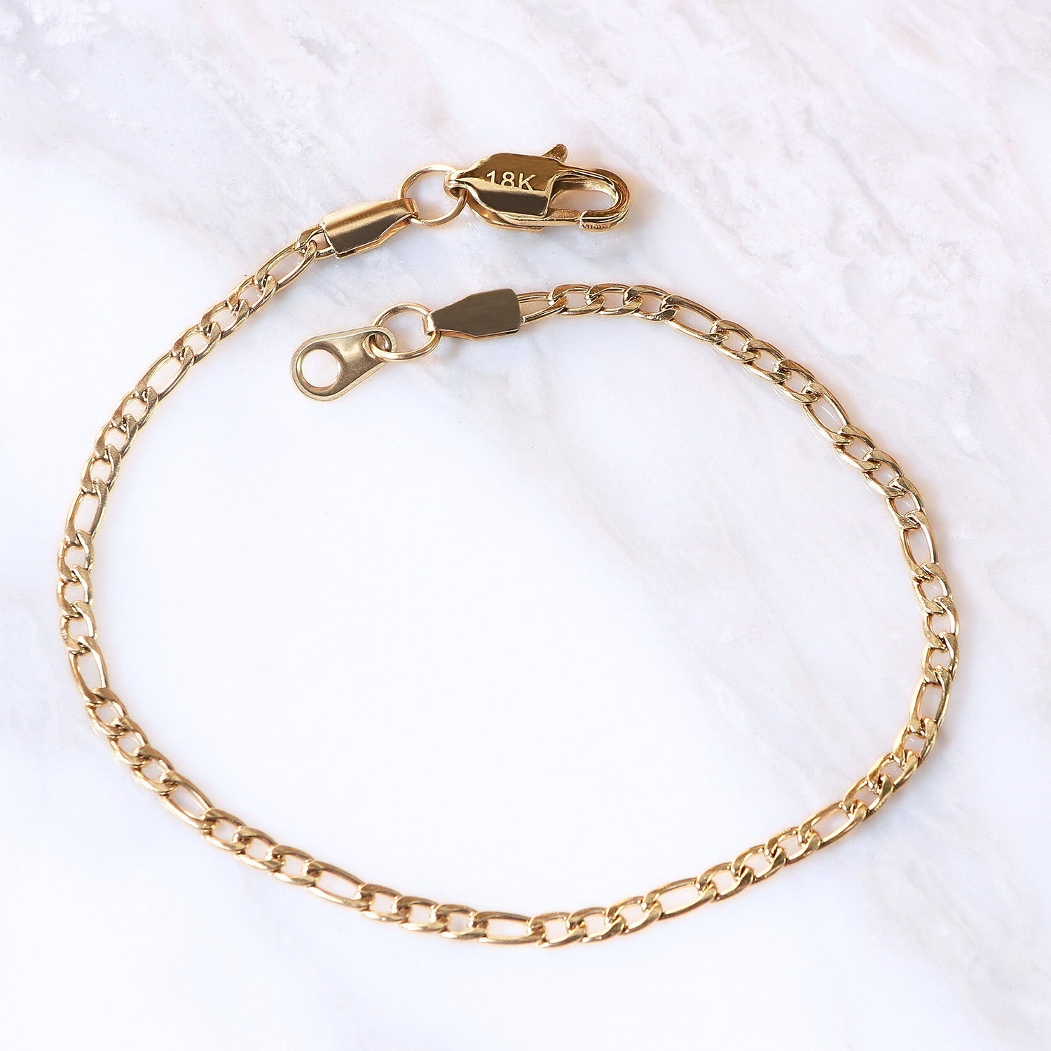 Pulsera Intreccio Aurea 2mm en Oro laminado 18K. Su diseño de eslabón cartier estructurado permite combinarla con la cadena de la misma línea o llevarla como pieza independiente. Broche langosta tradicional.
Descúbrela en distintos tamaños y presentación.
Di Vogel Joyería Premium Chile