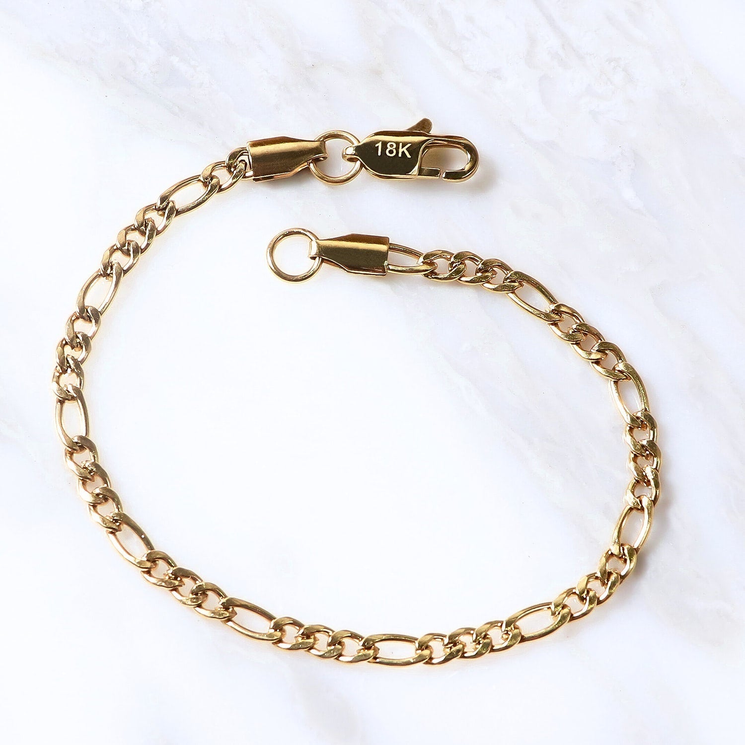 Pulsera Intreccio Aurea 4mm en Oro laminado 18K. Su diseño de eslabón cartier estructurado permite combinarla con la cadena de la misma línea o llevarla como pieza independiente. Broche langosta tradicional.
Descúbrela en distintos tamaños y presentación.
Di Vogel Joyería Premium Chile