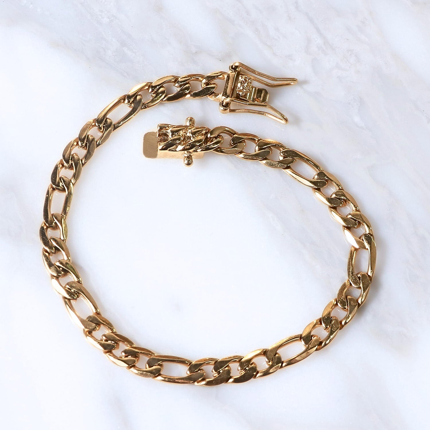 Pulsera Intreccio Aurea 6mm en Oro laminado 18K. Su diseño de eslabón cartier estructurado permite combinarla con la cadena de la misma línea o llevarla como pieza independiente. Broche tubo para mayor firmeza.
Descúbrela en distintos tamaños y presentación.
Di Vogel Joyería Premium Chile