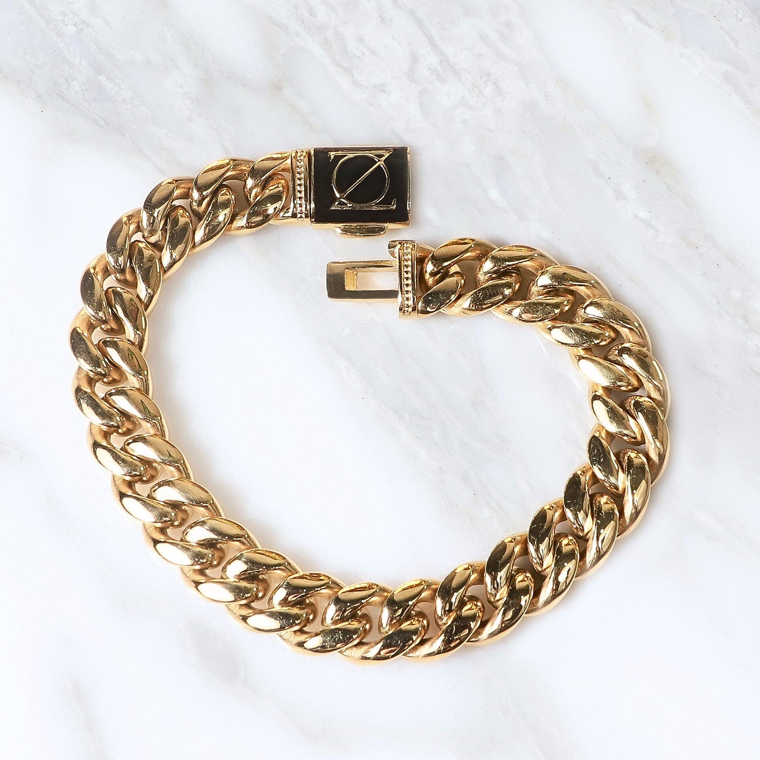 Pulsera Maglia Aurea 10mm en Oro laminado 18K. Su diseño clásico permite llevarla sola o combinarla con la cadena de la misma línea. Broche cajón para mayor seguridad.
Descúbrela en distintos tamaños y presentación.
Di Vogel Joyería Premium Chile