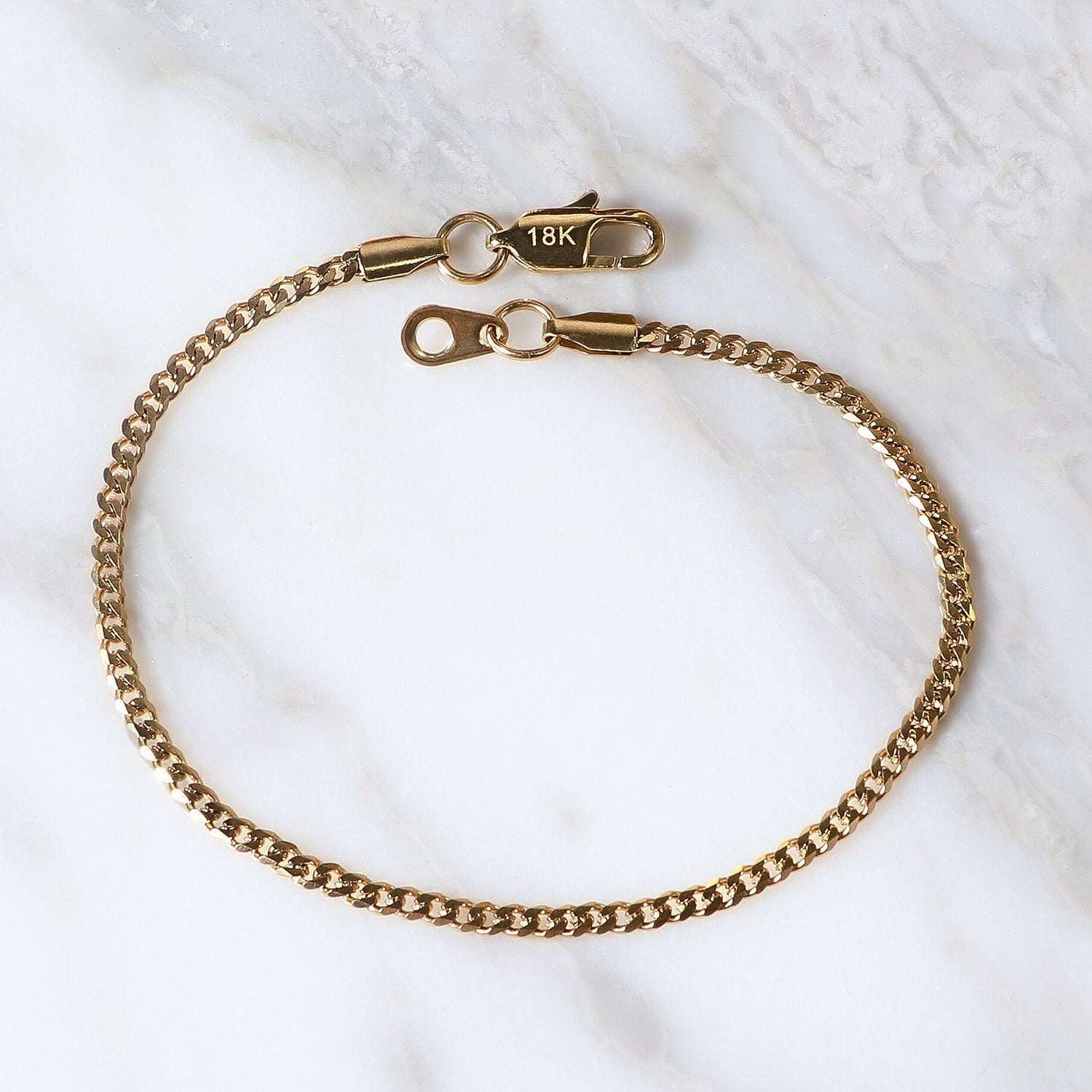 Pulsera Maglia Aurea 2mm en Oro laminado 18K. Su diseño clásico permite llevarla sola o combinarla con la cadena de la misma línea. Broche langosta tradicional.
Descúbrela en distintos tamaños y presentación.
Di Vogel Joyería Premium Chile