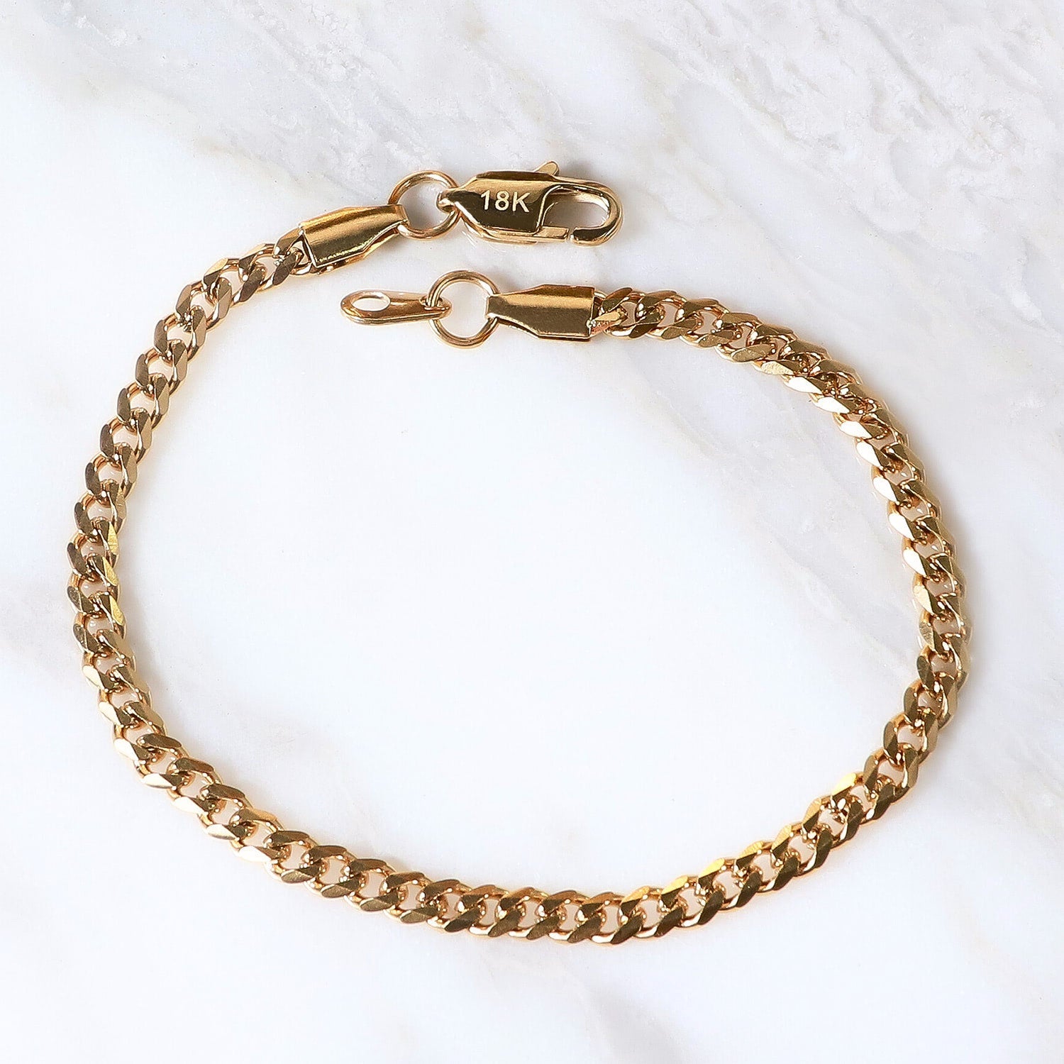 Pulsera Maglia Aurea 4mm en Oro laminado 18K. Su diseño clásico permite llevarla sola o combinarla con la cadena de la misma línea. Broche langosta tradicional.
Descúbrela en distintos tamaños y presentación.
Di Vogel Joyería Premium Chile