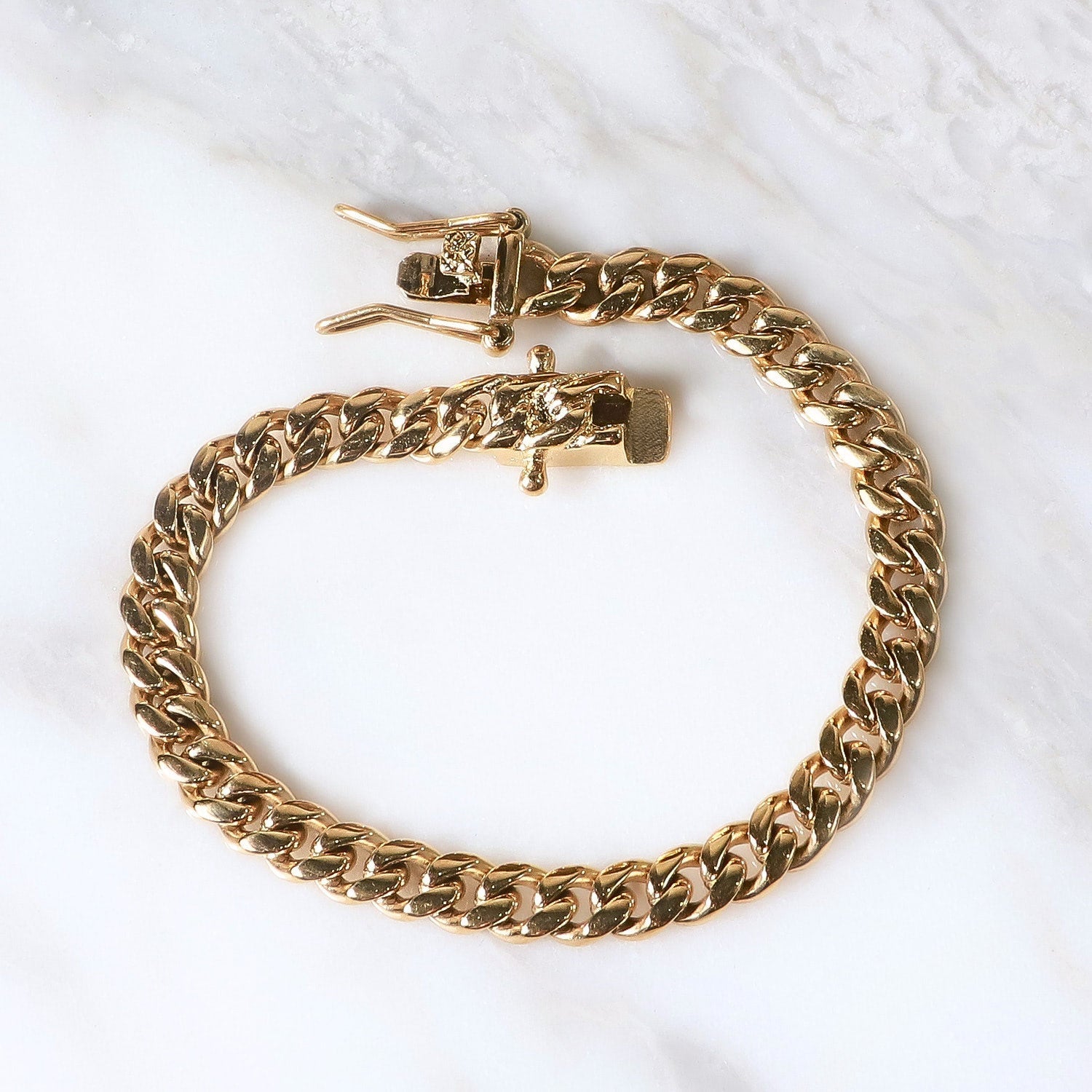 Pulsera Maglia Aurea 4mm en Oro laminado 18K. Su diseño clásico permite llevarla sola o combinarla con la cadena de la misma línea. Broche tubo para mayor firmeza.
Descúbrela en distintos tamaños y presentación.
Di Vogel Joyería Premium Chile