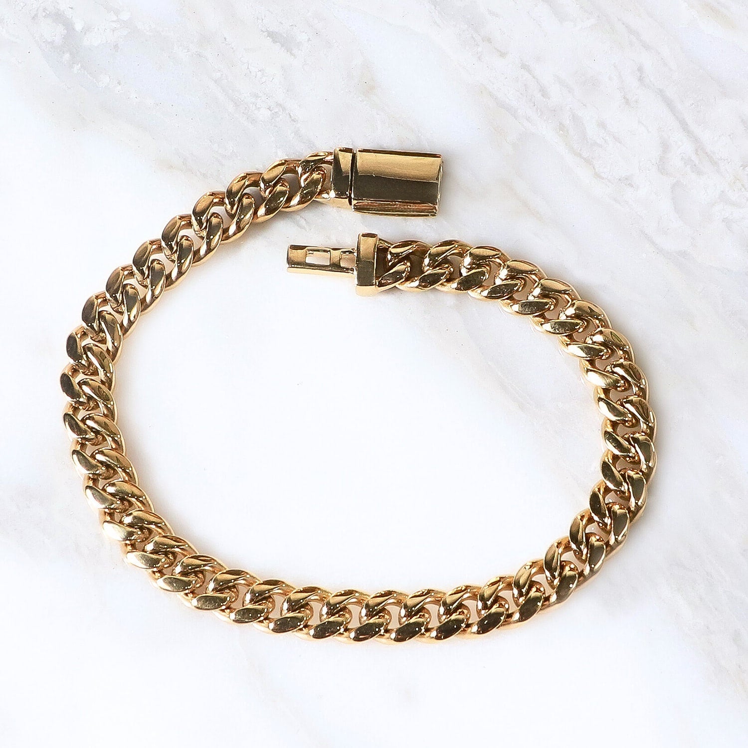 Pulsera Maglia Aurea 6mm en Oro laminado 18K. Su diseño clásico permite llevarla sola o combinarla con la cadena de la misma línea. Broche cajón para mayor seguridad.
Descúbrela en distintos tamaños y presentación.
Di Vogel Joyería Premium Chile