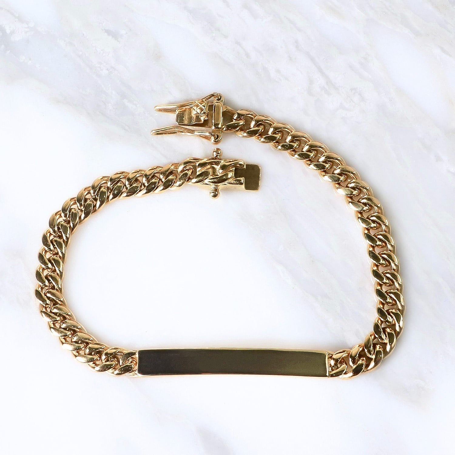Pulsera Maglia Aurea Identità 6mm en Oro laminado 18K. Su diseño clásico permite llevarla sola o combinarla con la cadena de la misma línea. Broche cajón para mayor seguridad.
Descúbrela en distintos tamaños y presentación.
Di Vogel Joyería Premium Chile