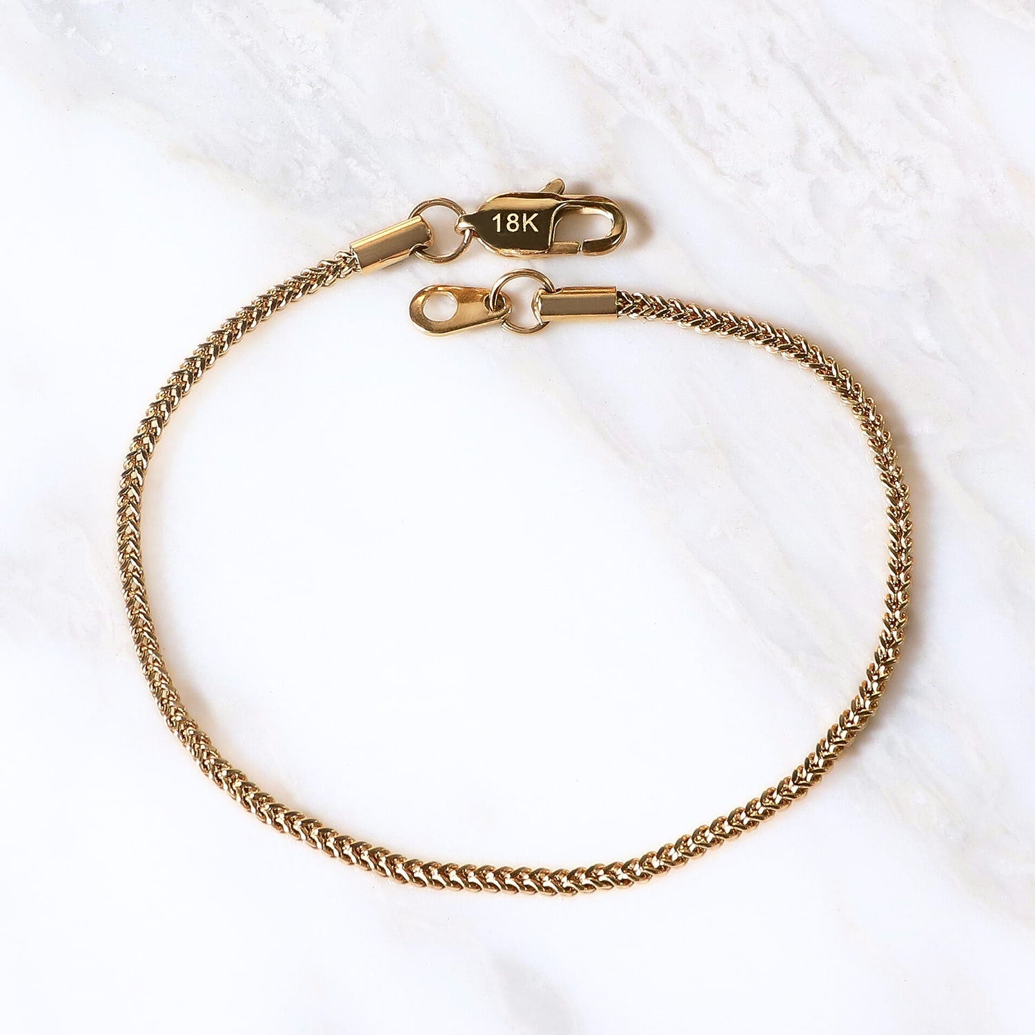 Pulsera Serpente Aurea Incisa 2mm en Oro laminado 18K. Su diseño crea una superficie suave y altamente luminosa, aportando elegancia definida sin exceso. Broche langosta tradicional.
Descúbrela en distintos tamaños y presentación.
Di Vogel Joyería Premium Chile