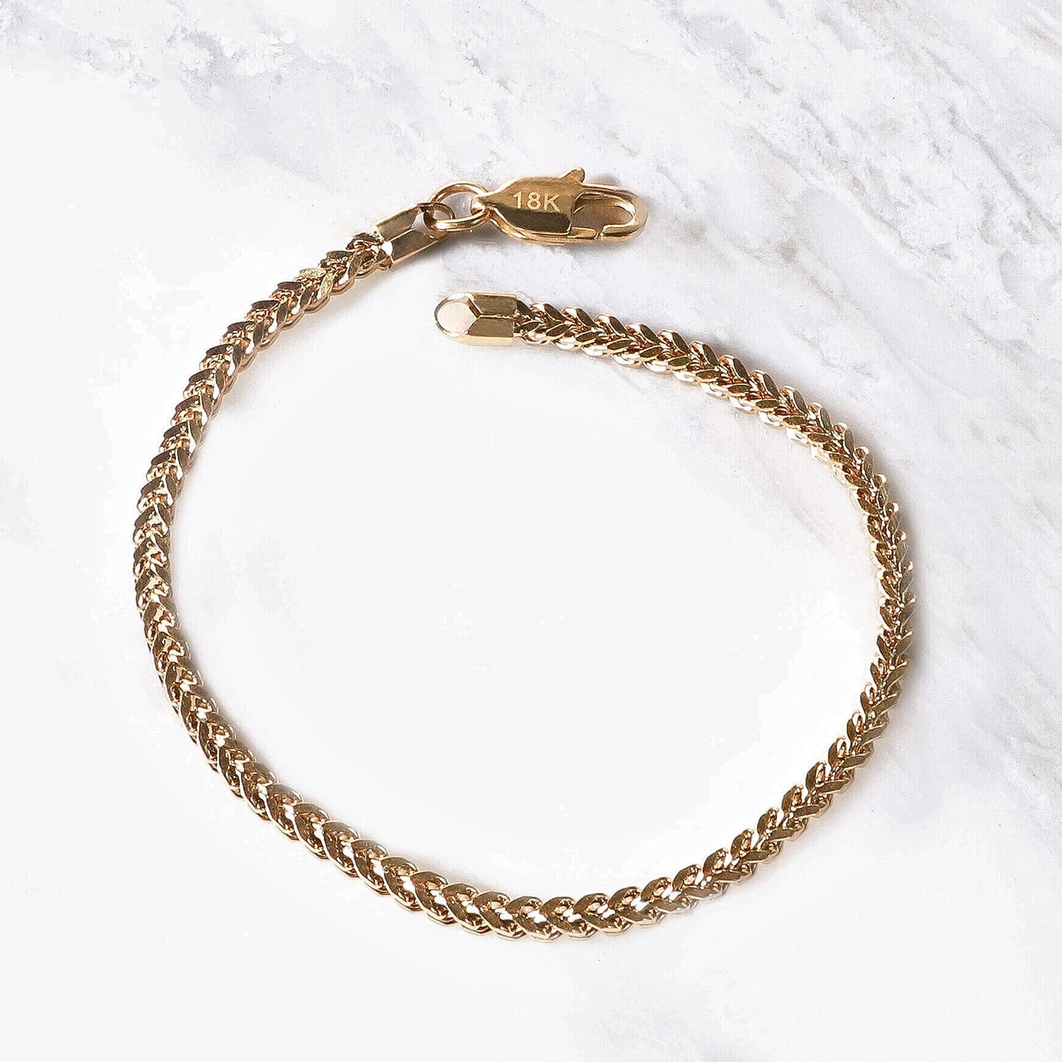 Pulsera Serpente Aurea Incisa 4mm en Oro laminado 18K. Su diseño crea una superficie suave y altamente luminosa, aportando elegancia definida sin exceso. Broche langosta tradicional.
Descúbrela en distintos tamaños y presentación.
Di Vogel Joyería Premium Chile