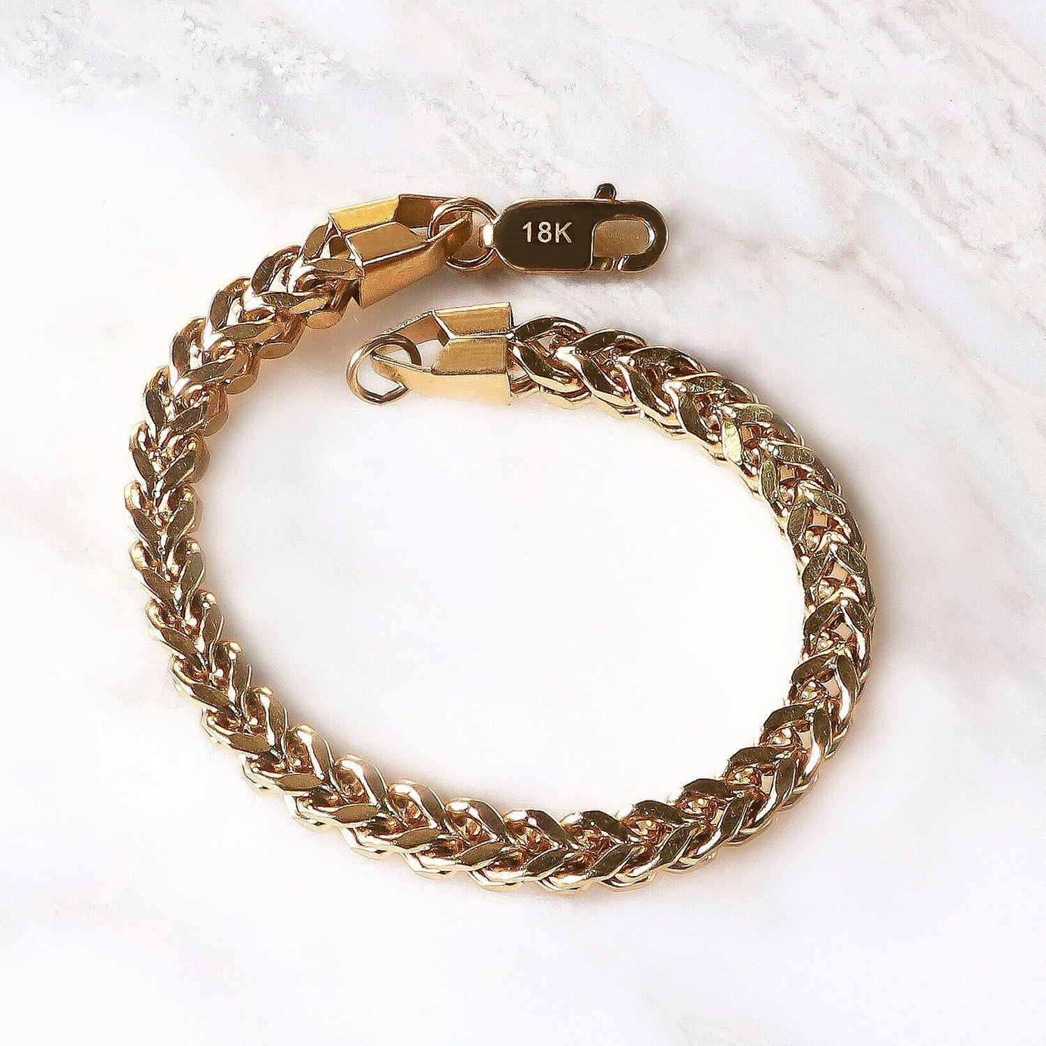 Pulsera Serpente Aurea Incisa 8mm en Oro laminado 18K. Su diseño crea una superficie suave y altamente luminosa, aportando elegancia definida sin exceso. Broche langosta tradicional.
Descúbrela en distintos tamaños y presentación.
Di Vogel Joyería Premium Chile