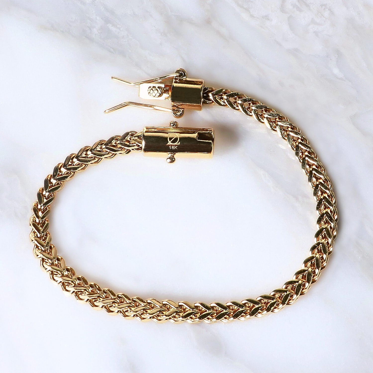 Pulsera Serpente Aurea Incisa 6mm en Oro laminado 18K. Su diseño crea una superficie suave y altamente luminosa, aportando elegancia definida sin exceso. Broche tubo para mayor firmeza.
Descúbrela en distintos tamaños y presentación.
Di Vogel Joyería Premium Chile