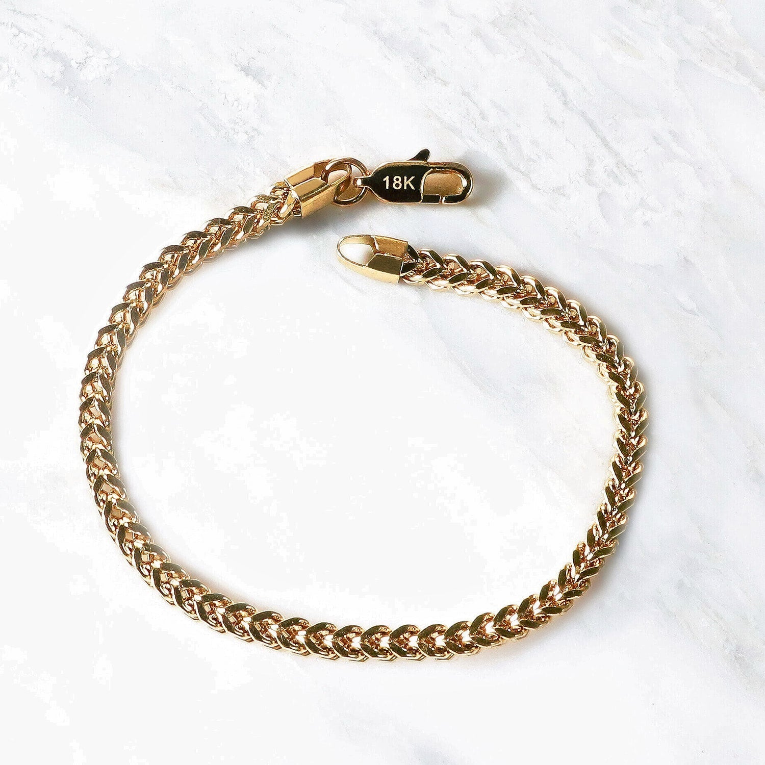 Pulsera Serpente Aurea Incisa 6mm en Oro laminado 18K. Su diseño crea una superficie suave y altamente luminosa, aportando elegancia definida sin exceso. Broche langosta tradicional.
Descúbrela en distintos tamaños y presentación.
Di Vogel Joyería Premium Chile
