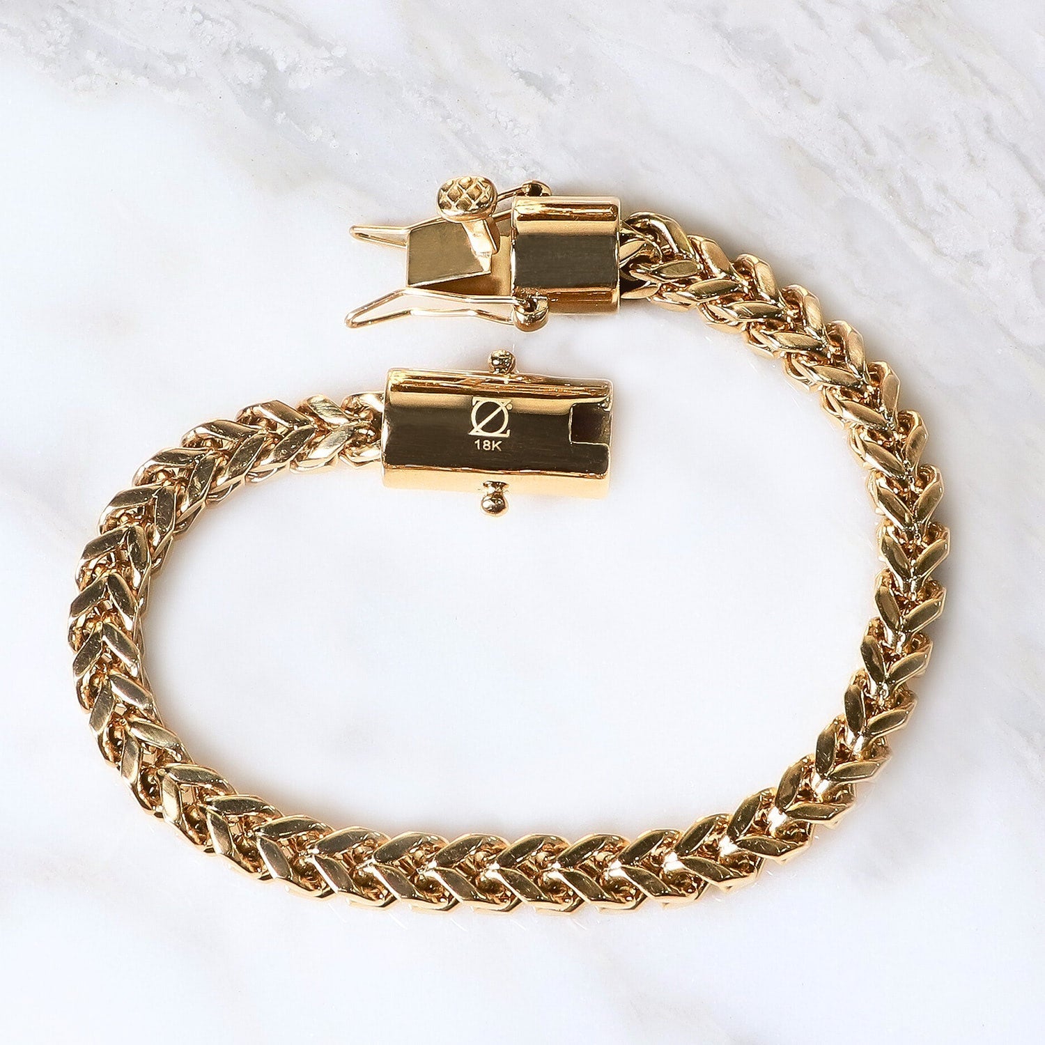 Pulsera Serpente Aurea Incisa 8mm en Oro laminado 18K. Su diseño crea una superficie suave y altamente luminosa, aportando elegancia definida sin exceso. Broche tubo para mayor firmeza.
Descúbrela en distintos tamaños y presentación.
Di Vogel Joyería Premium Chile