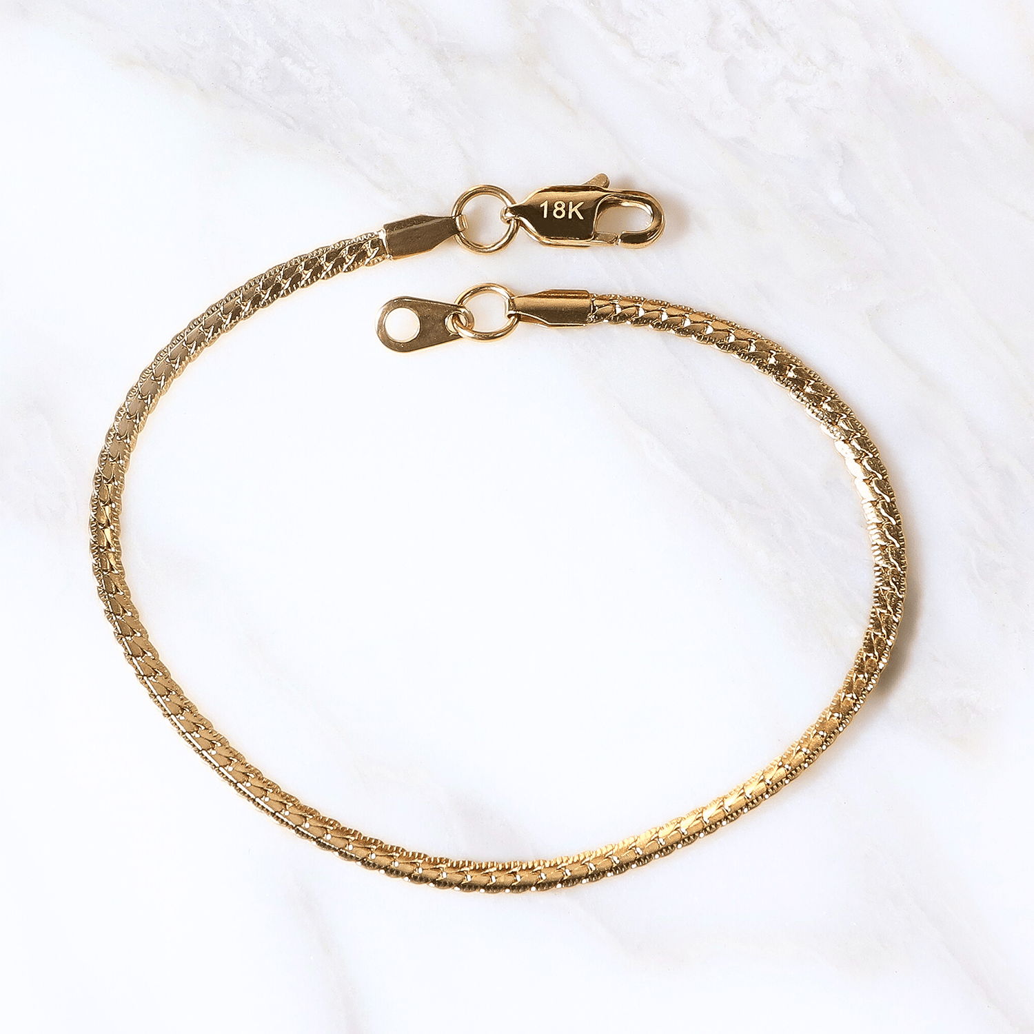 Pulsera Serpente Aurea Incisa 2mm en Oro laminado 18K. Su diseño de eslabón veneciano con una estructura que aporta presencia limpia y sofisticada. Broche langosta tradicional.
Descúbrela en distintos tamaños y presentación.
Di Vogel Joyería Premium Chile