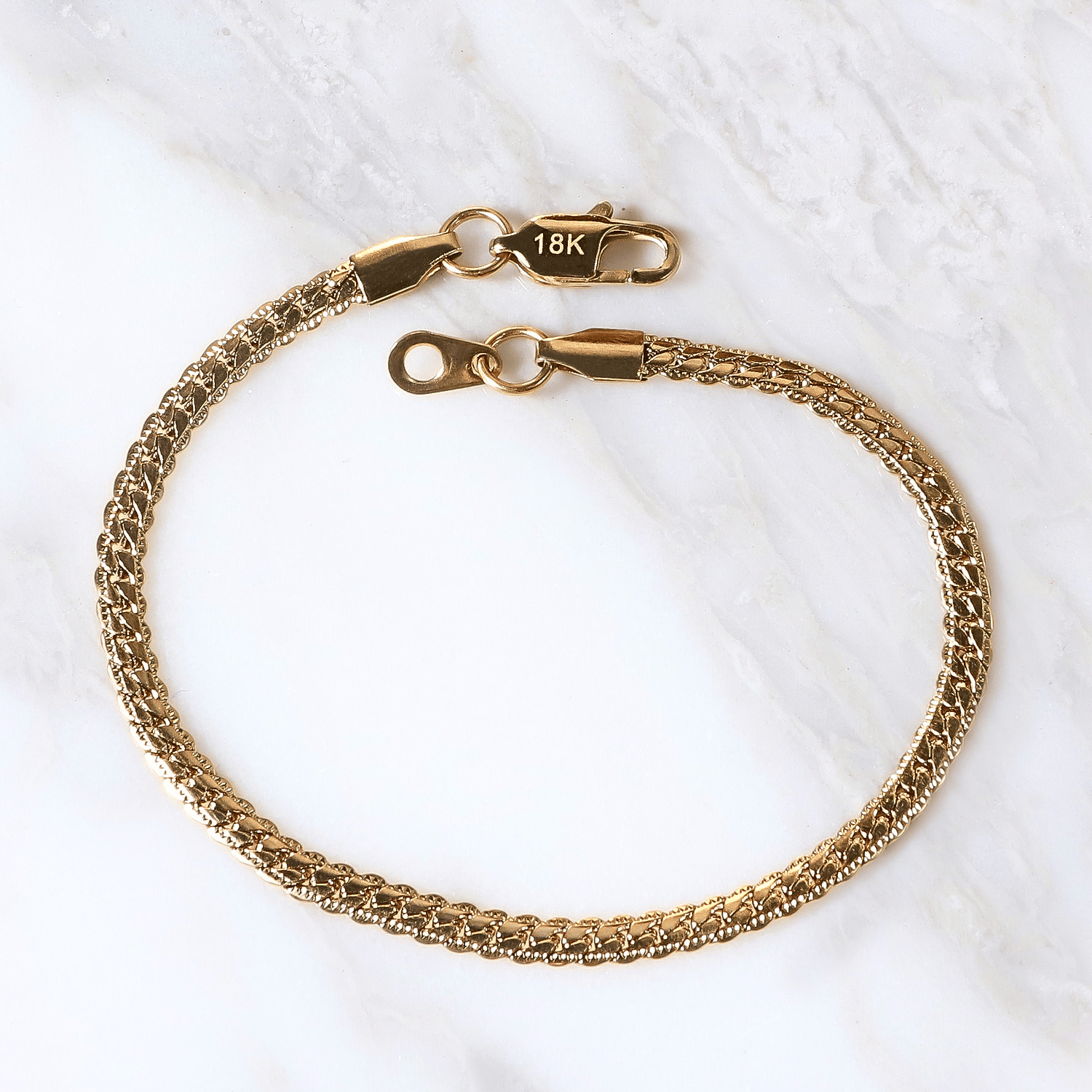 Pulsera Serpente Aurea Incisa 4mm en Oro laminado 18K. Su diseño de eslabón veneciano con una estructura que aporta presencia limpia y sofisticada. Broche langosta tradicional.
Descúbrela en distintos tamaños y presentación.
Di Vogel Joyería Premium Chile