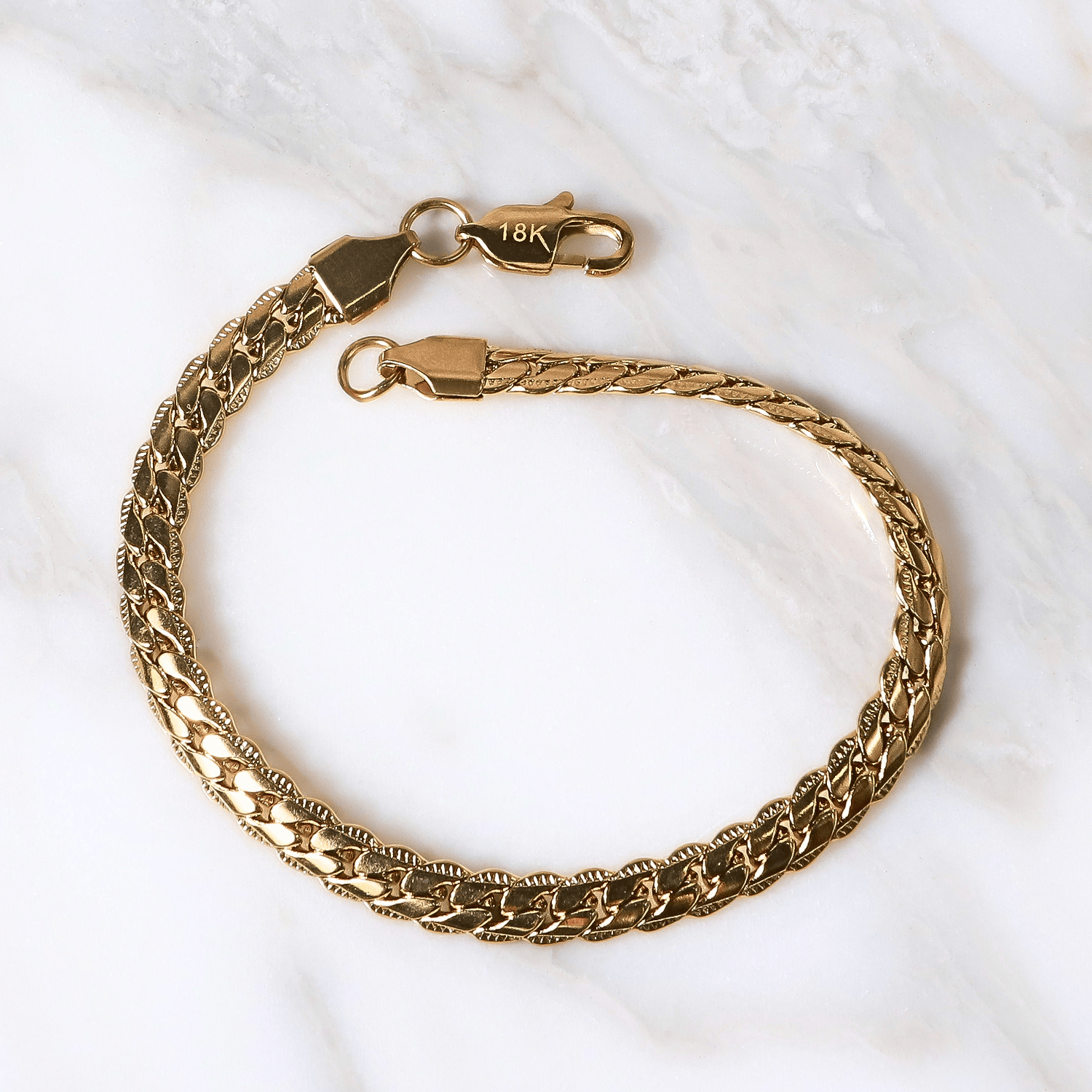 Pulsera Serpente Aurea Incisa 6mm en Oro laminado 18K. Su diseño de eslabón veneciano con una estructura que aporta presencia limpia y sofisticada. Broche langosta tradicional.
Descúbrela en distintos tamaños y presentación.
Di Vogel Joyería Premium Chile