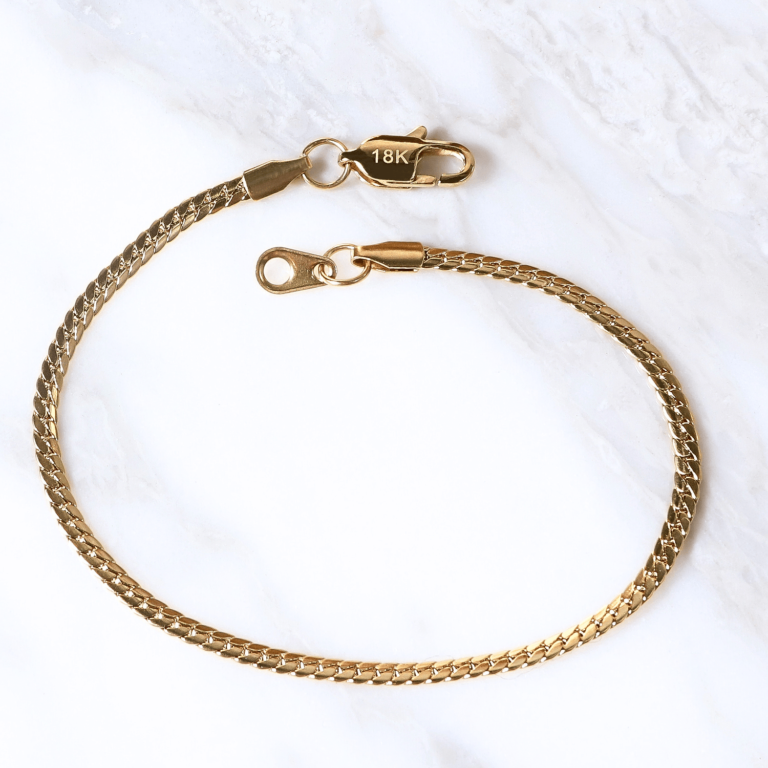 Pulsera Serpente Aurea Liscia  2mm en Oro laminado 18K. Su diseño de eslabón serpiente flexible aporta sofisticación minimalista y presencia limpia. Broche langosta tradicional.
Descúbrela en distintos tamaños y presentación.
Di Vogel Joyería Premium Chile