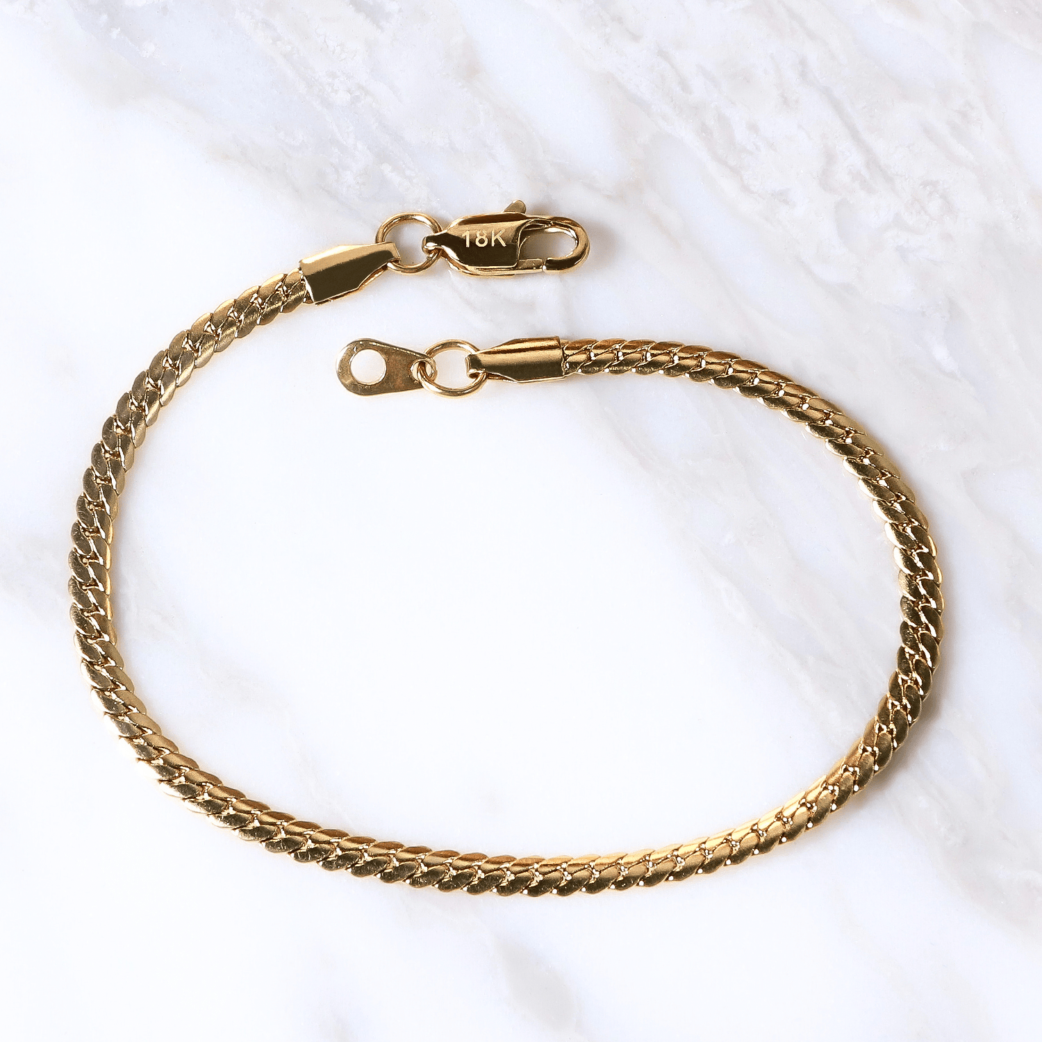 Pulsera Serpente Aurea Liscia  4mm en Oro laminado 18K. Su diseño de eslabón serpiente flexible aporta sofisticación minimalista y presencia limpia. Broche langosta tradicional.
Descúbrela en distintos tamaños y presentación.
Di Vogel Joyería Premium Chile