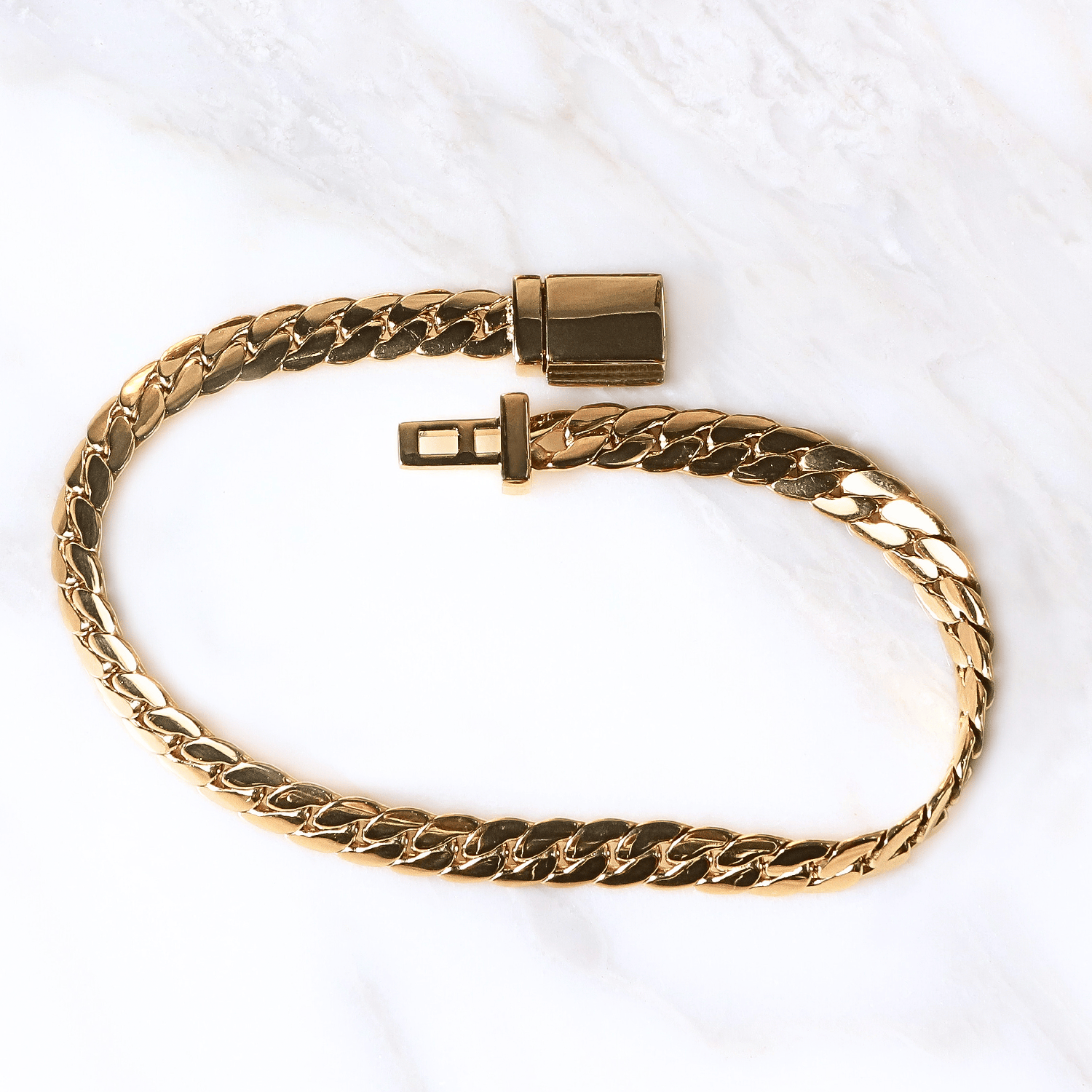 Pulsera Serpente Aurea Liscia  6mm en Oro laminado 18K. Su diseño de eslabón veneciano con una estructura que aporta presencia limpia y sofisticada.. Broche cajón para mayor seguridad.
Descúbrela en distintos tamaños y presentación.
Di Vogel Joyería Premium Chile