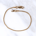 Pulsera Venezia Aurea 2mm en Oro laminado 18K. Su diseño de eslabón veneciano con una estructura que aporta presencia limpia y sofisticada.. Broche langosta tradicional.
Descúbrela en distintos tamaños y presentación.
Di Vogel Joyería Premium Chile