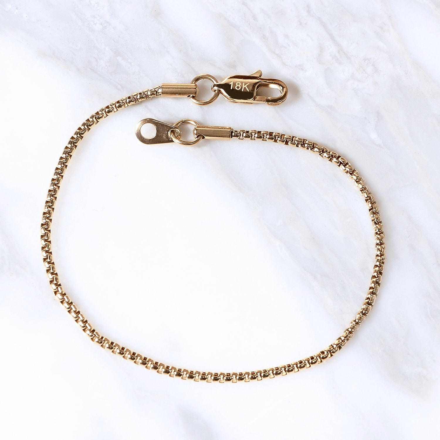 Pulsera Venezia Aurea 2mm en Oro laminado 18K. Su diseño de eslabón veneciano con una estructura que aporta presencia limpia y sofisticada.. Broche langosta tradicional.
Descúbrela en distintos tamaños y presentación.
Di Vogel Joyería Premium Chile