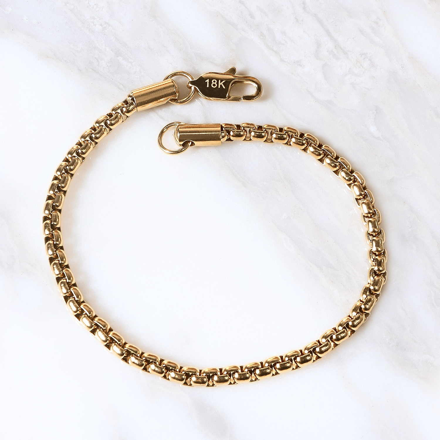 Pulsera Venezia Aurea 4mm en Oro laminado 18K. Su diseño de eslabón veneciano con una estructura que aporta presencia limpia y sofisticada.. Broche langosta tradicional.
Descúbrela en distintos tamaños y presentación.
Di Vogel Joyería Premium Chile