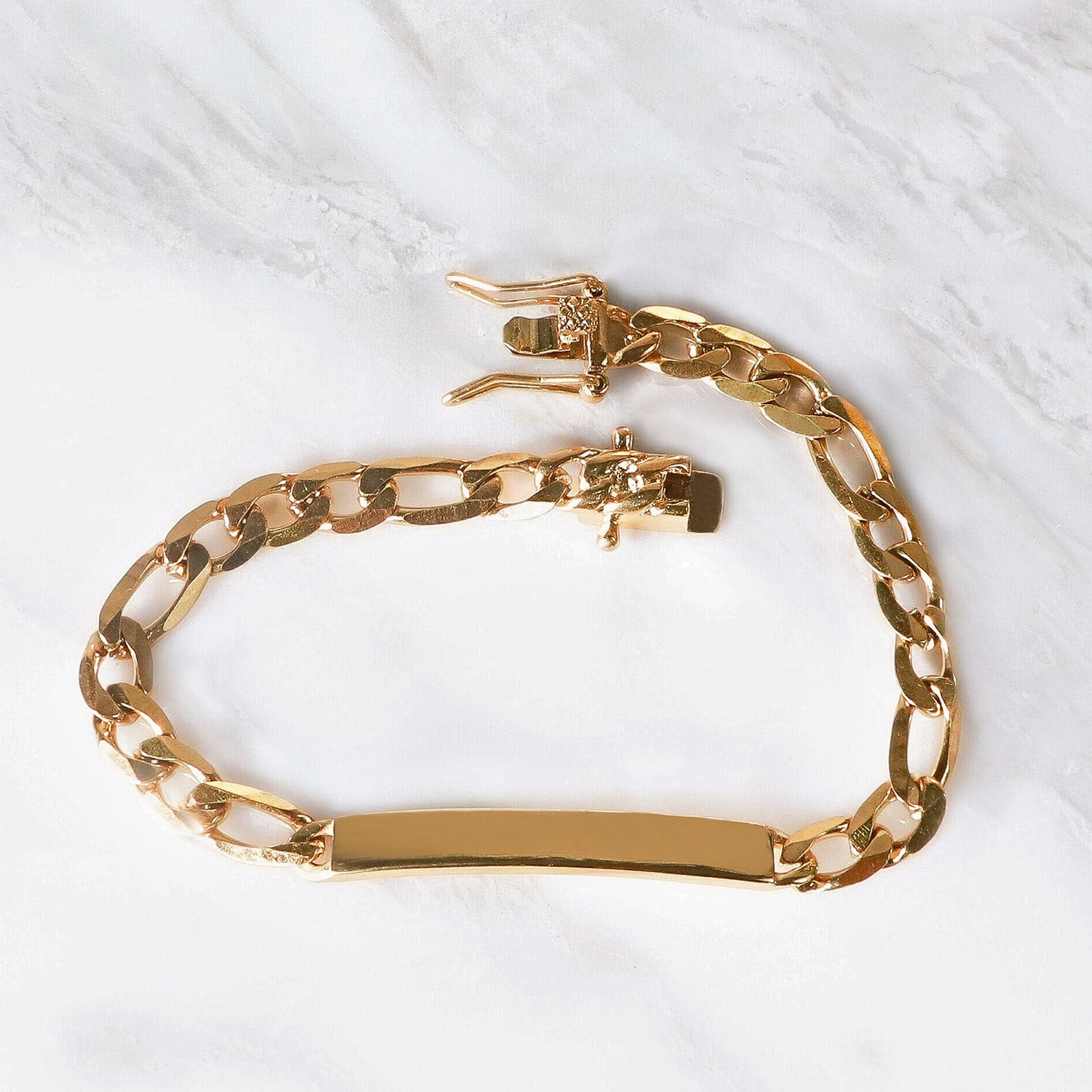 Pulsera Intreccio Aurea Identità 6mm en Oro laminado 18K. Su diseño clásico permite llevarla sola o combinarla con la cadena de la misma línea. Broche cajón para mayor seguridad.
Descúbrela en distintos tamaños y presentación.
Di Vogel Joyería Premium Chile