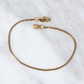 Pulsera Imperio Aureo 2mm en Oro laminado 18K. Su diseño clásico permite llevarla sola o combinarla con la cadena de la misma línea. Broche langosta tradicional.
Descúbrela en distintos tamaños y presentación.
Di Vogel Joyería Premium Chile
