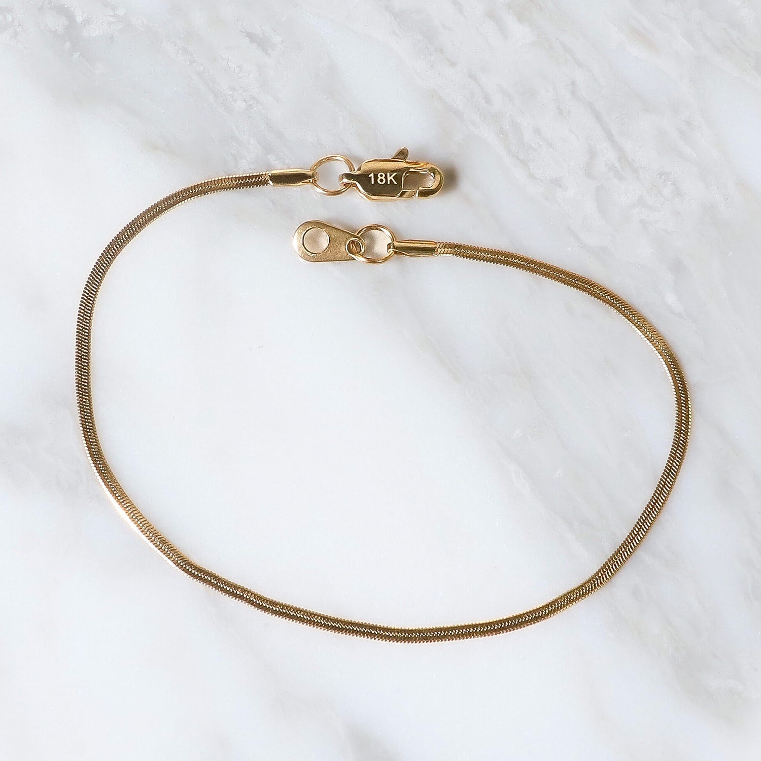 Pulsera Imperio Aureo 2mm en Oro laminado 18K. Su diseño clásico permite llevarla sola o combinarla con la cadena de la misma línea. Broche langosta tradicional.
Descúbrela en distintos tamaños y presentación.
Di Vogel Joyería Premium Chile