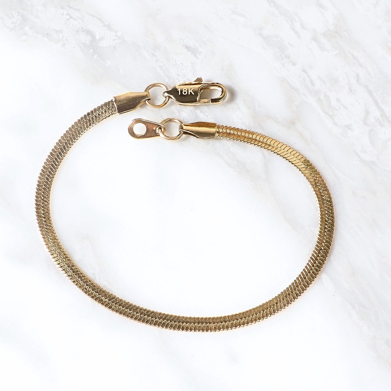 Pulsera Imperio Aureo 4mm en Oro laminado 18K. Su diseño aporta volumen visual sin perder equilibrio. Broche langosta tradicional.
Descúbrela en distintos tamaños y presentación.
Di Vogel Joyería Premium Chile