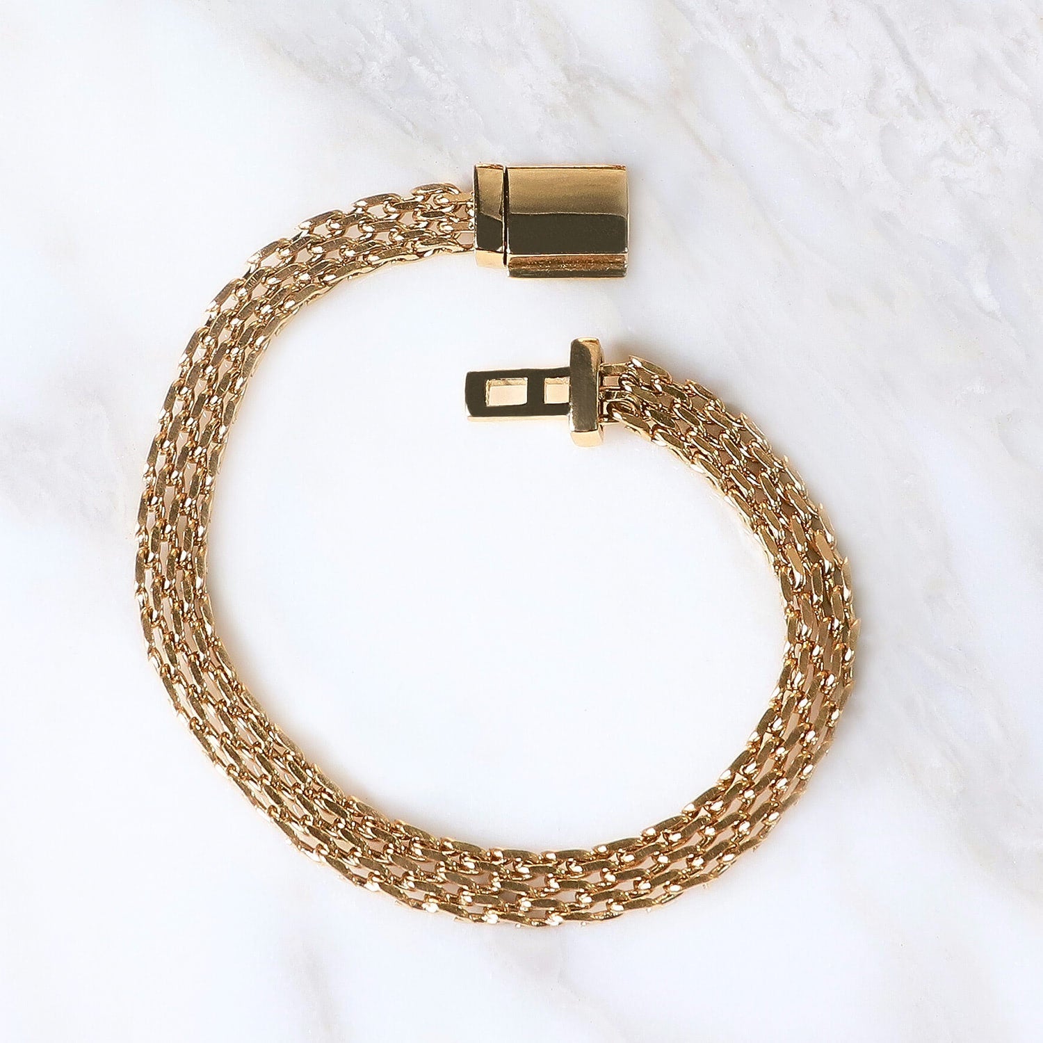 Pulsera Forza Intrecciata 6mm en Oro laminado 18K. Su diseño se distingue por su tejido firme y continuo, creando una superficie sólida que refleja la luz con intensidad y equilibrio. Broche cajón para mayor seguridad.
Descúbrela en distintos tamaños y presentación.
Di Vogel Joyería Premium Chile