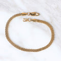 Pulsera Forza Intrecciata 4mm en Oro laminado 18K. Su diseño se distingue por su tejido firme y continuo, creando una superficie sólida que refleja la luz con intensidad y equilibrio. Broche langosta tradicional.
Descúbrela en distintos tamaños y presentación.
Di Vogel Joyería Premium Chile