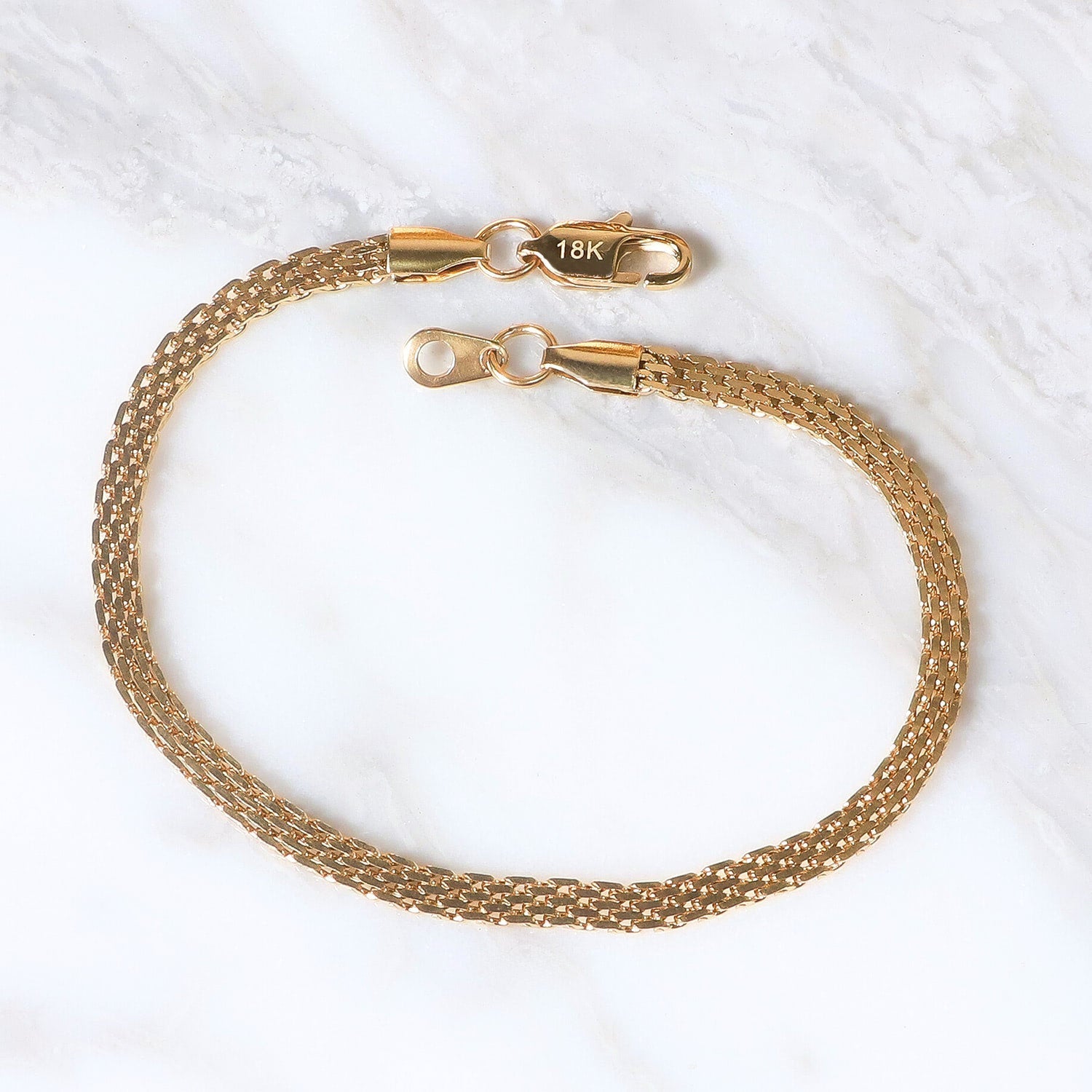 Pulsera Forza Intrecciata 4mm en Oro laminado 18K. Su diseño se distingue por su tejido firme y continuo, creando una superficie sólida que refleja la luz con intensidad y equilibrio. Broche langosta tradicional.
Descúbrela en distintos tamaños y presentación.
Di Vogel Joyería Premium Chile