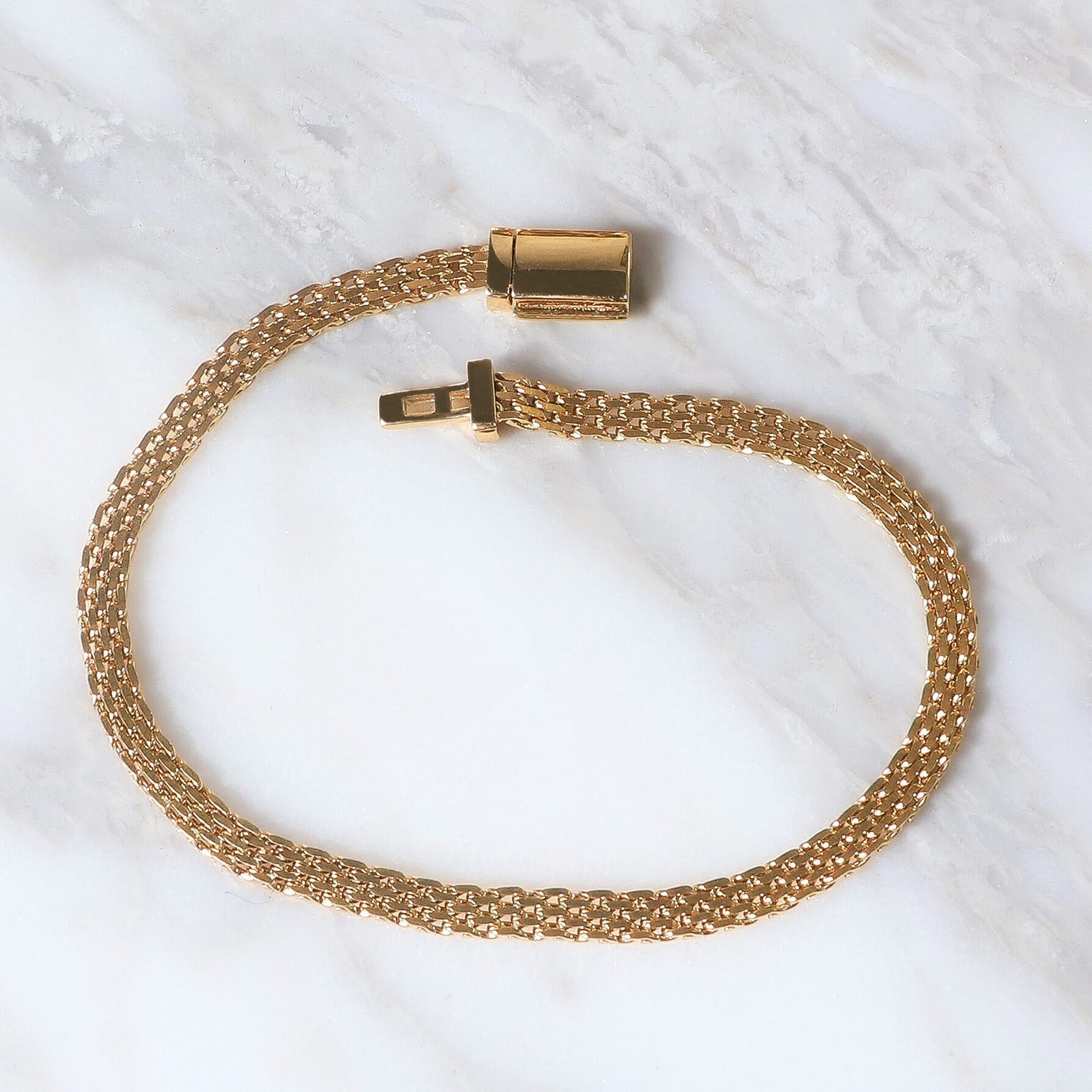 Pulsera Forza Intrecciata 4mm en Oro laminado 18K. Su diseño se distingue por su tejido firme y continuo, creando una superficie sólida que refleja la luz con intensidad y equilibrio. Broche cajón para mayor seguridad.
Descúbrela en distintos tamaños y presentación.
Di Vogel Joyería Premium Chile