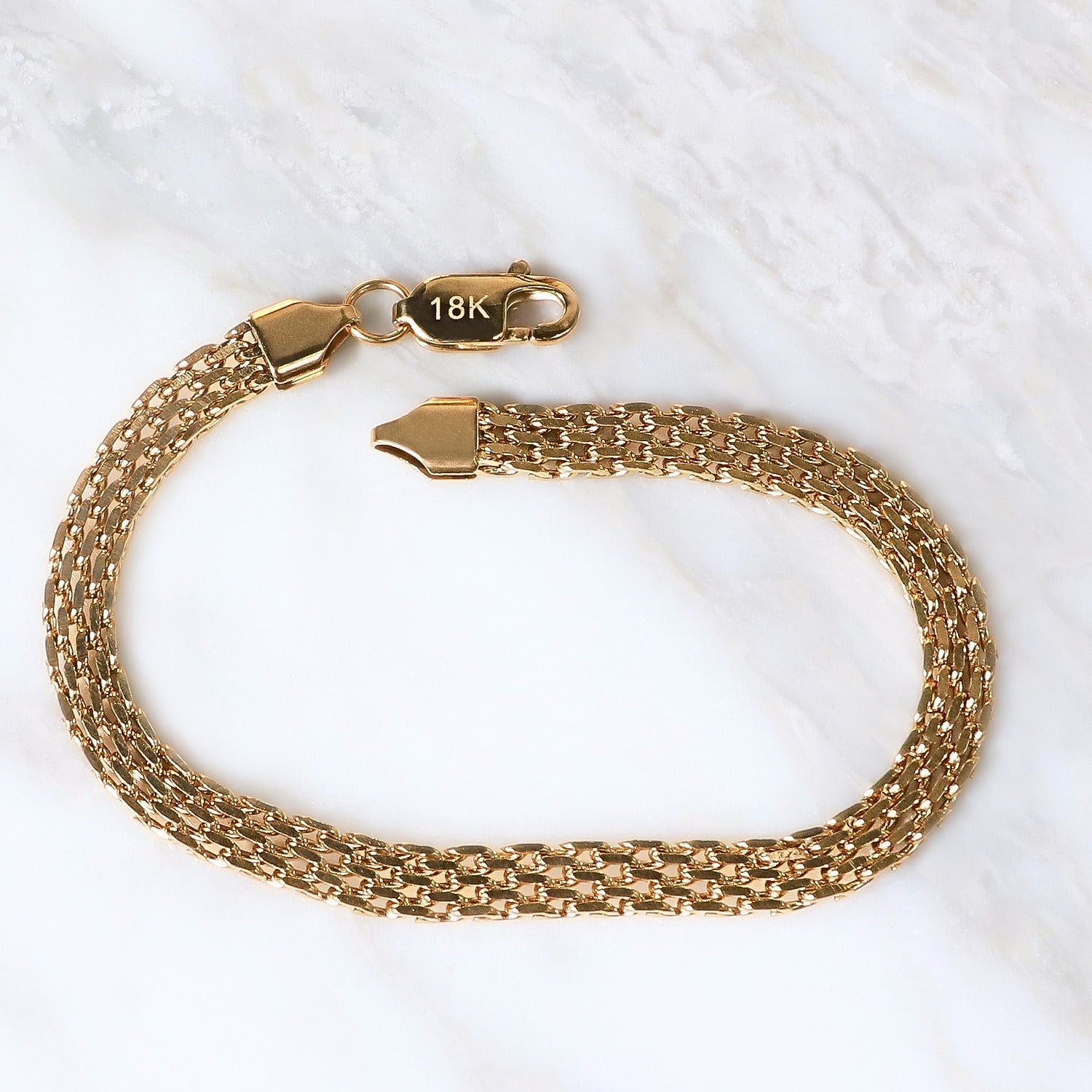 Pulsera Forza Intrecciata 6mm en Oro laminado 18K. Su diseño se distingue por su tejido firme y continuo, creando una superficie sólida que refleja la luz con intensidad y equilibrio. Broche langosta tradicional.
Descúbrela en distintos tamaños y presentación.
Di Vogel Joyería Premium Chile