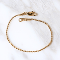 Pulsera Vortice Aureo 2mm en Oro laminado 18K. Su diseño se distingue por su trama sólida y continua, creando una silueta firme que proyecta presencia definida sobre la muñeca. Broche langosta tradicional.
Descúbrela en distintos tamaños y presentación.
Di Vogel Joyería Premium Chile