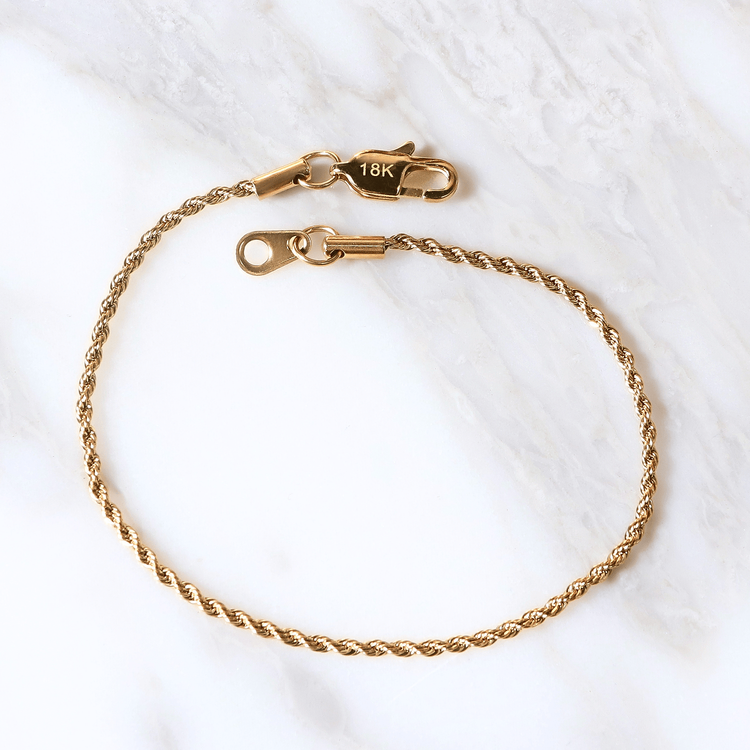 Pulsera Vortice Aureo 2mm en Oro laminado 18K. Su diseño se distingue por su trama sólida y continua, creando una silueta firme que proyecta presencia definida sobre la muñeca. Broche langosta tradicional.
Descúbrela en distintos tamaños y presentación.
Di Vogel Joyería Premium Chile