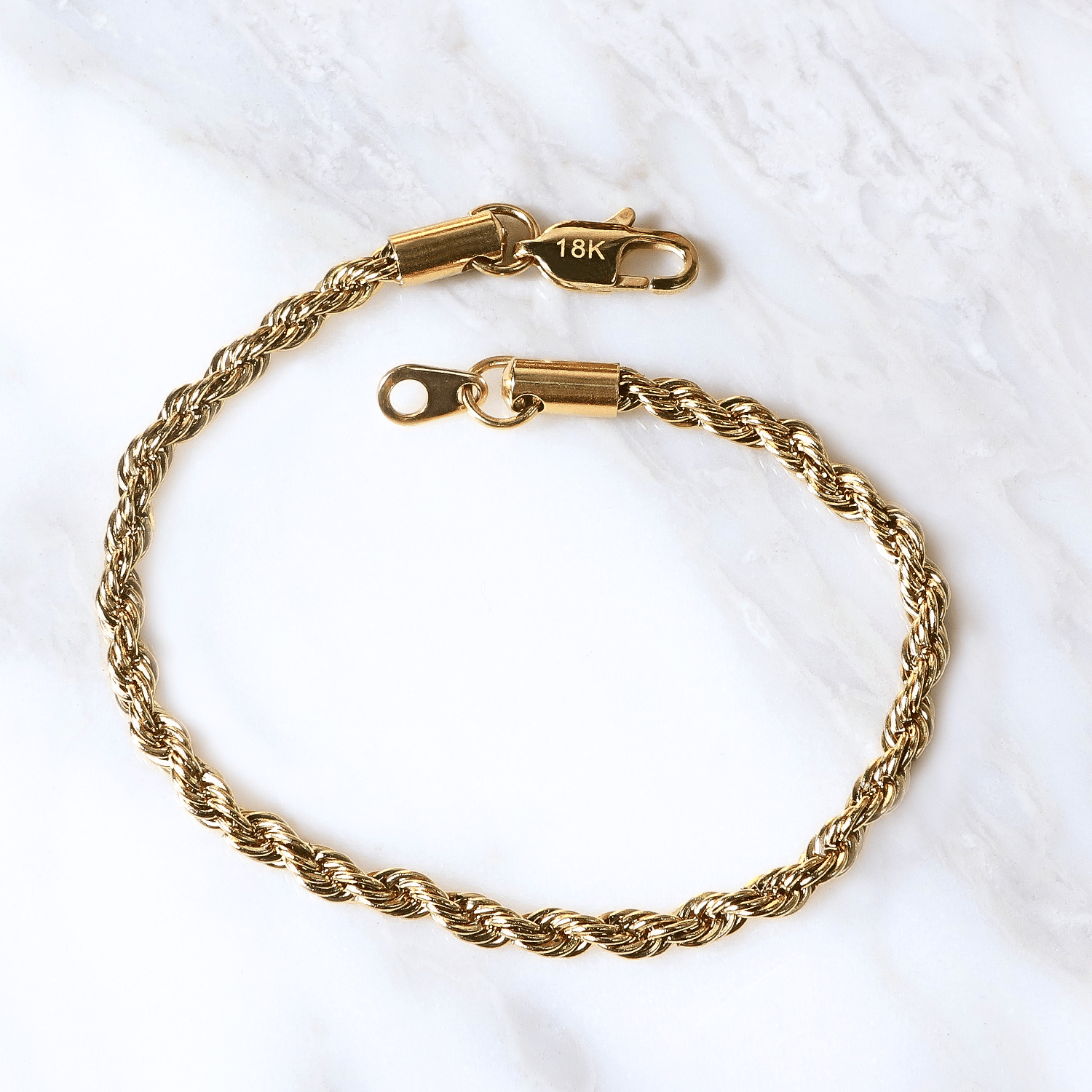 Pulsera Vortice Aureo  4mm en Oro laminado 18K. Su diseño se distingue por su trama sólida y continua, creando una silueta firme que proyecta presencia definida sobre la muñeca. Broche langosta tradicional.
Descúbrela en distintos tamaños y presentación.
Di Vogel Joyería Premium Chile
