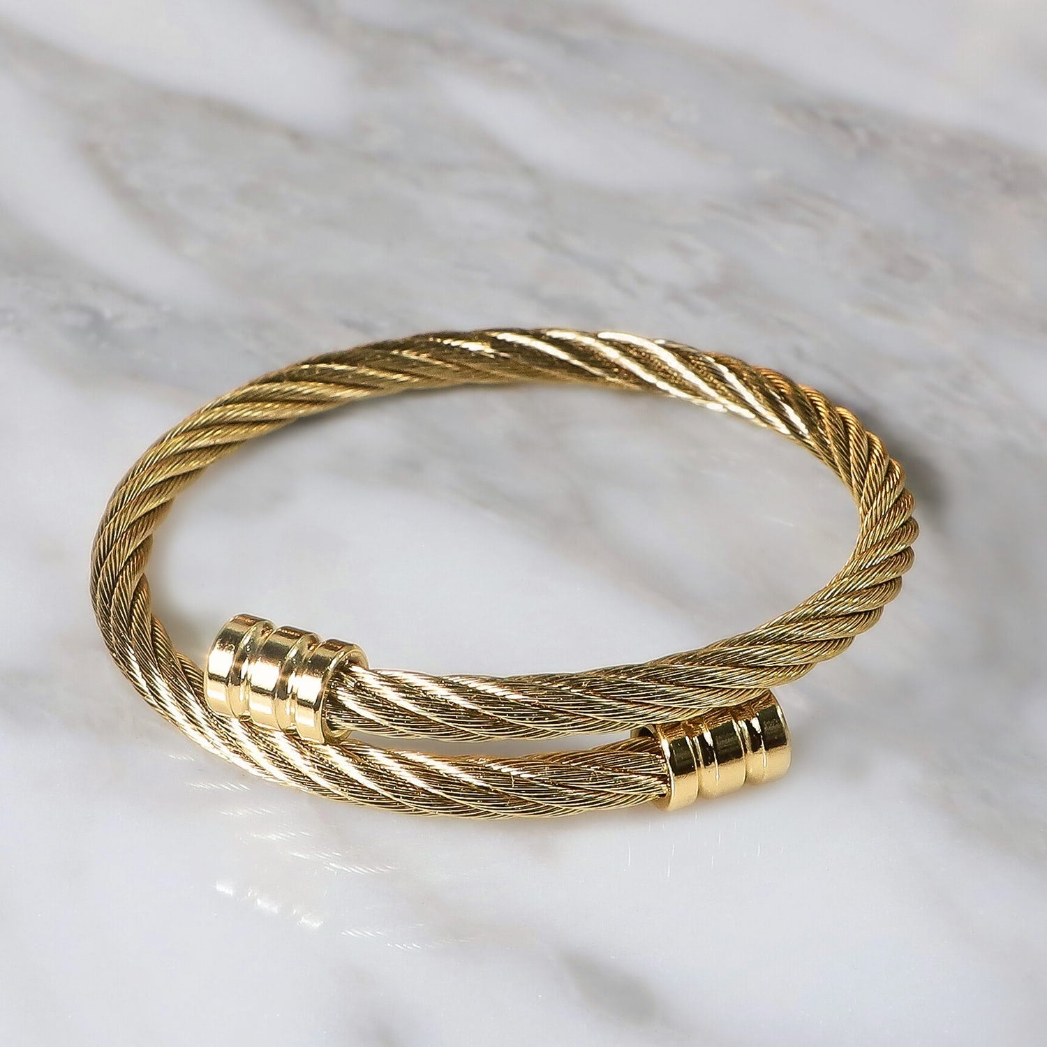 Pulsera Tessitura Aurea en Oro laminado 18K. Su diseño trenzado que genera profundidad visual y un reflejo dinámico de la luz.
Descúbrela en distintos tamaños y presentación.
Di Vogel Joyería Premium Chile