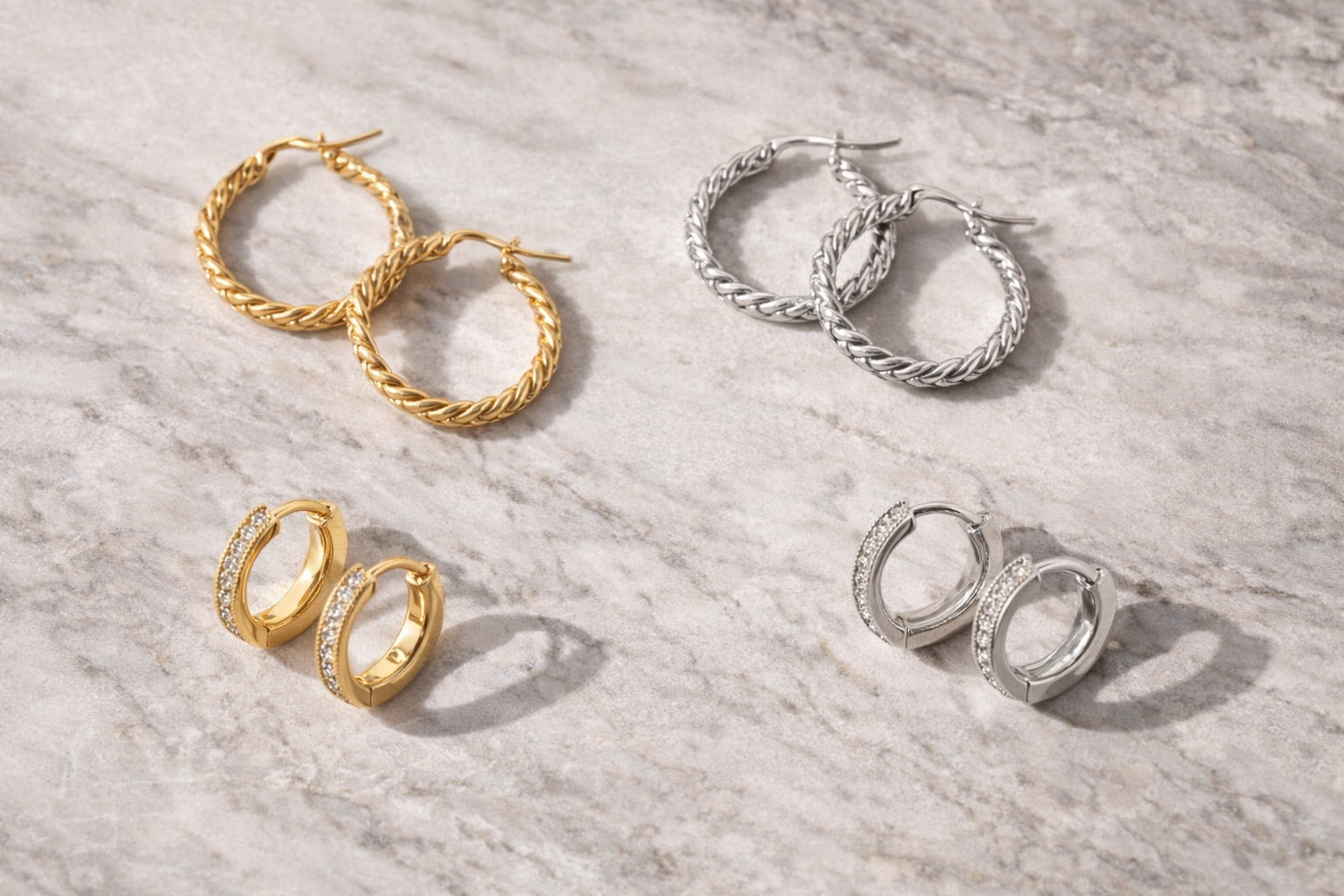 El marco perfecto para tu rostro. 
Aros en plata 925, oro laminado 18K y moissanite. Diseños que aportan luz y sofisticación, ideales para el día a día o eventos especiales. Di Vogel