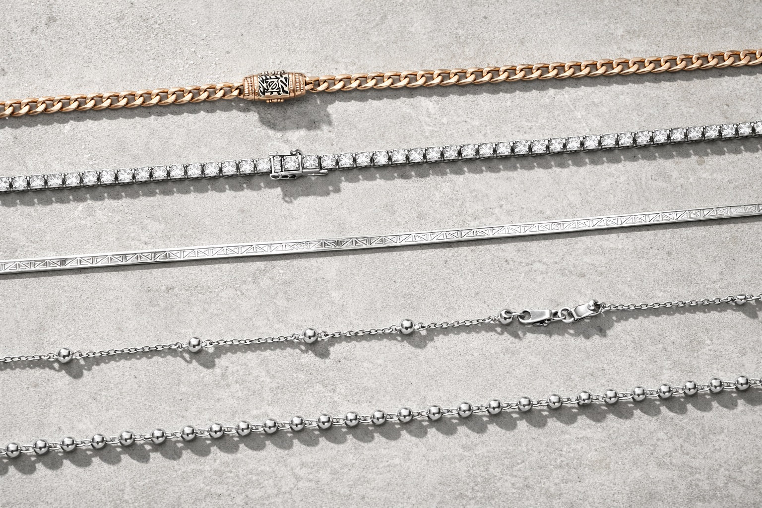 La base perfecta para un estilo impecable.
Solas o combinadas, siempre funcionan.
Cadenas venecianas, herringbone, diamantadas y más. Disponibles en plata 925, oro laminado 18K y Moissanita. Diseños resistentes, sofisticados y perfectos para usar solos o con colgantes.
Di Vogel