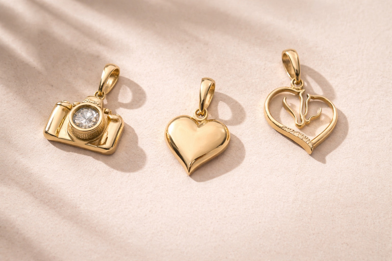 Regala intención, no solo una joya.
Colgantes delicados y significativos en plata 925, oro laminado 18K y Moissanita. Diseños ideales para regalar o personalizar tu cadena favorita. Di Vogel