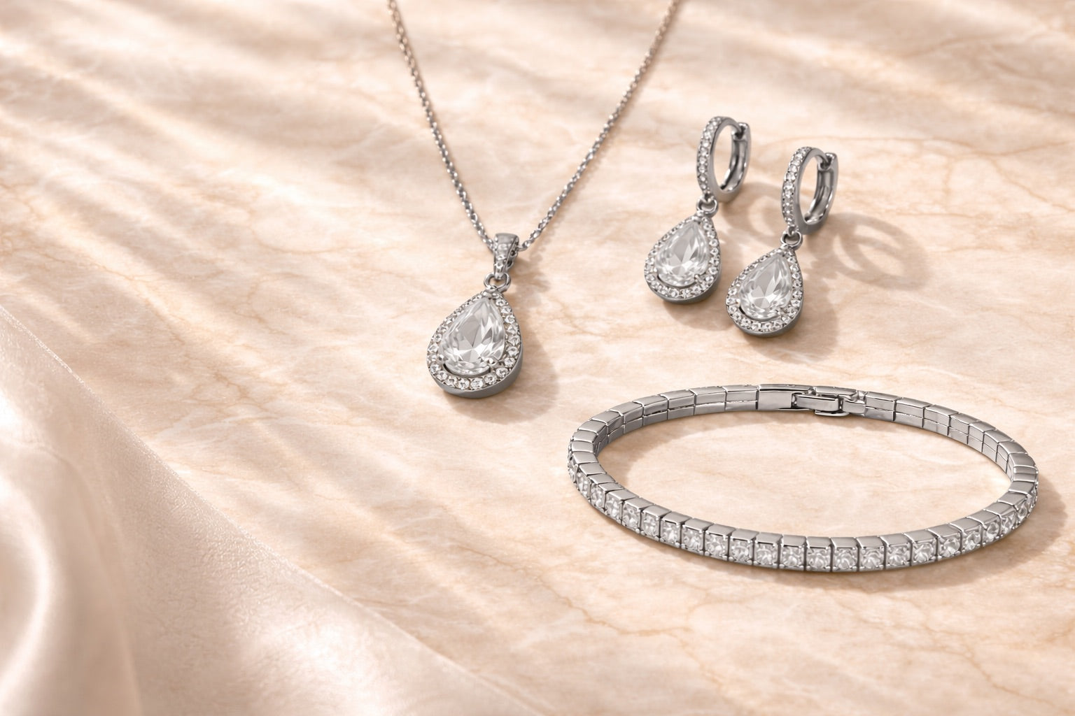 Compra conjuntos de joyas en plata italiana 925 y oro laminado 18K. Elegantes, listos para regalo y con garantía. Envíos a todo Chile. Di Vogel Chile