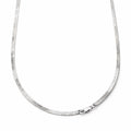 Cadena Herringbone Geometrica Reversibile de plata italiana 925. Imagen del lado que tiene diseño geométrico.
Línea Essenziale Di Vogel