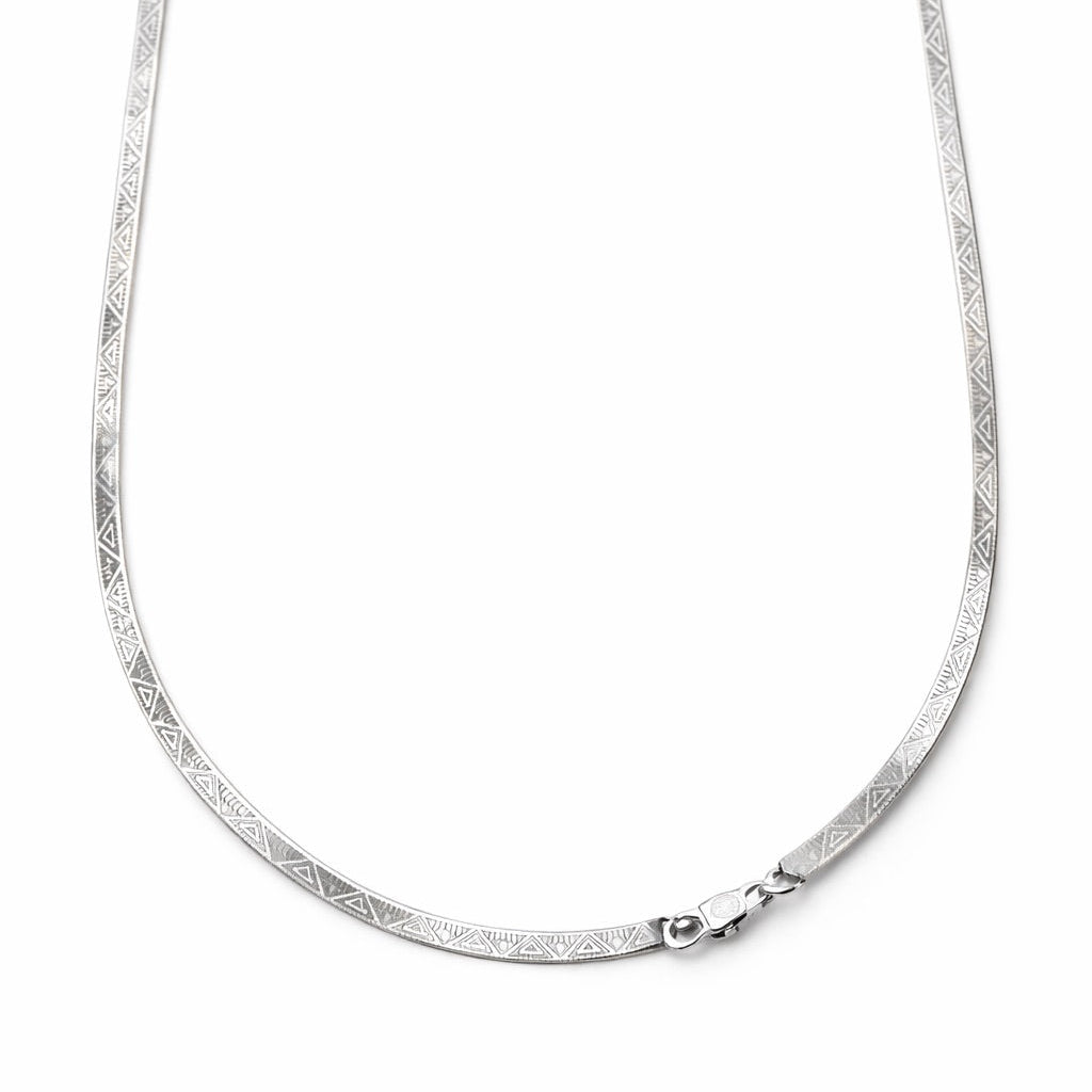 Cadena Herringbone Geometrica Reversibile de plata italiana 925. Imagen del lado que tiene diseño geométrico.
Línea Essenziale Di Vogel