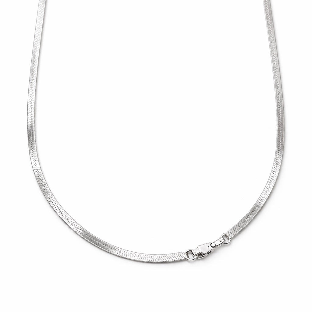 Cadena Herringbone Geometrica Reversibile de plata italiana 925. Imagen del lado con diseño liso.
Línea Essenziale Di Vogel