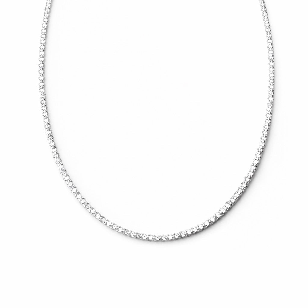 Cadena Serpente de plata italiana 925. Con diseño parecido a las escamas de una serpiente y un brillo maravilloso.
Línea Essenziale Di Vogel