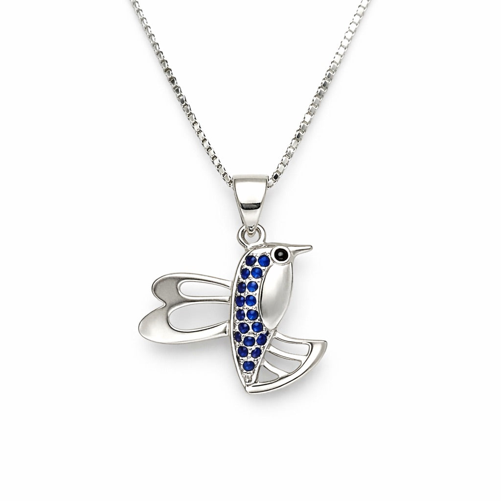 ZOOM Collar Colibrí Notturno plata italiana 925. Incluye cadena veneciana de 50cm y colgante. Su diseño es de un colibrí con zafiros azules incrustados en su cuerpo.
Línea Signature Di Vogel