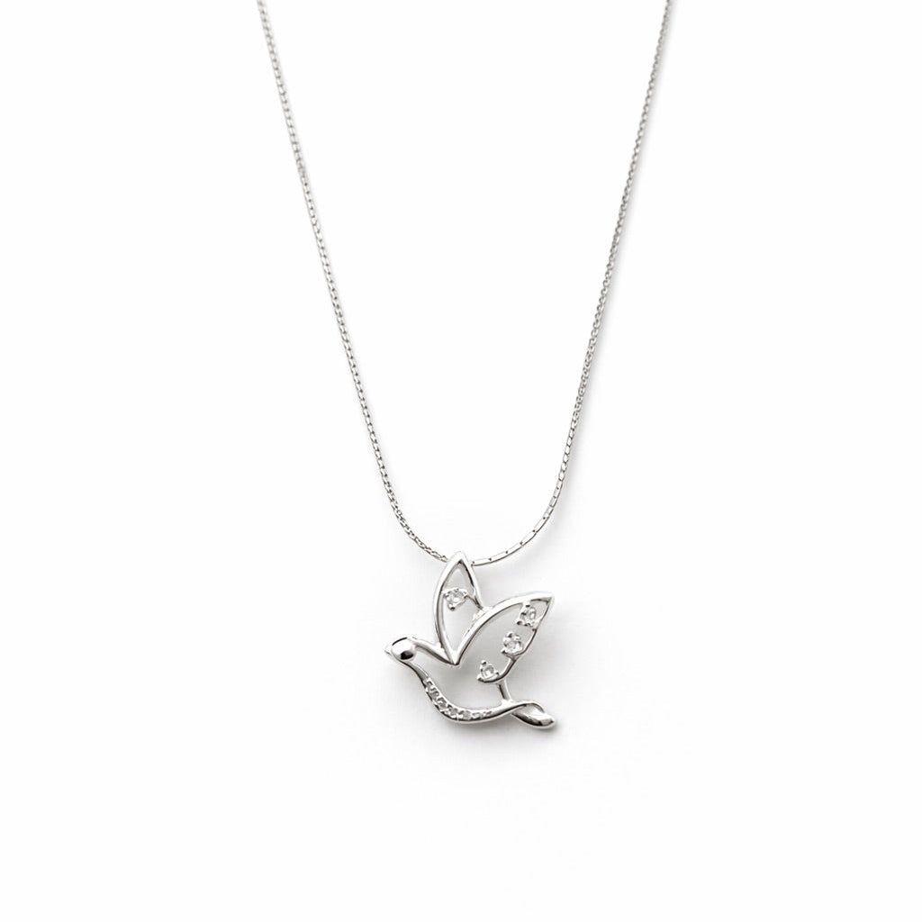 Collar Colomba Di Luce plata italiana 925. Incluye cadena de hilo diamantado y colgante con microcircones incrustados.
El diseño es una paloma volando con microcircones incrustados en sus alas y vientre.
Línea Signature Di Vogel